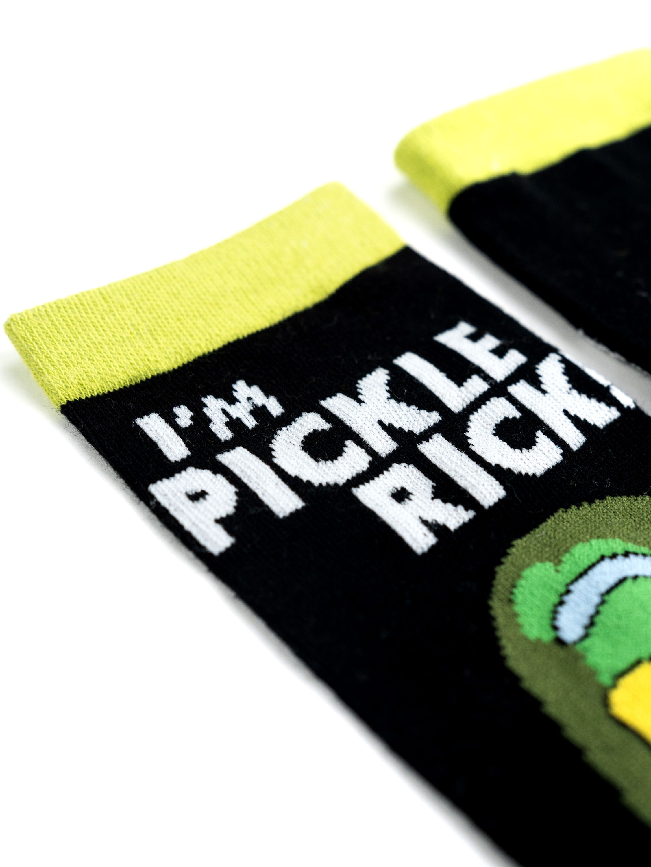 Schwarze Socken mit "I'm Pickle Rick" Text. Weißer Hintergrund.