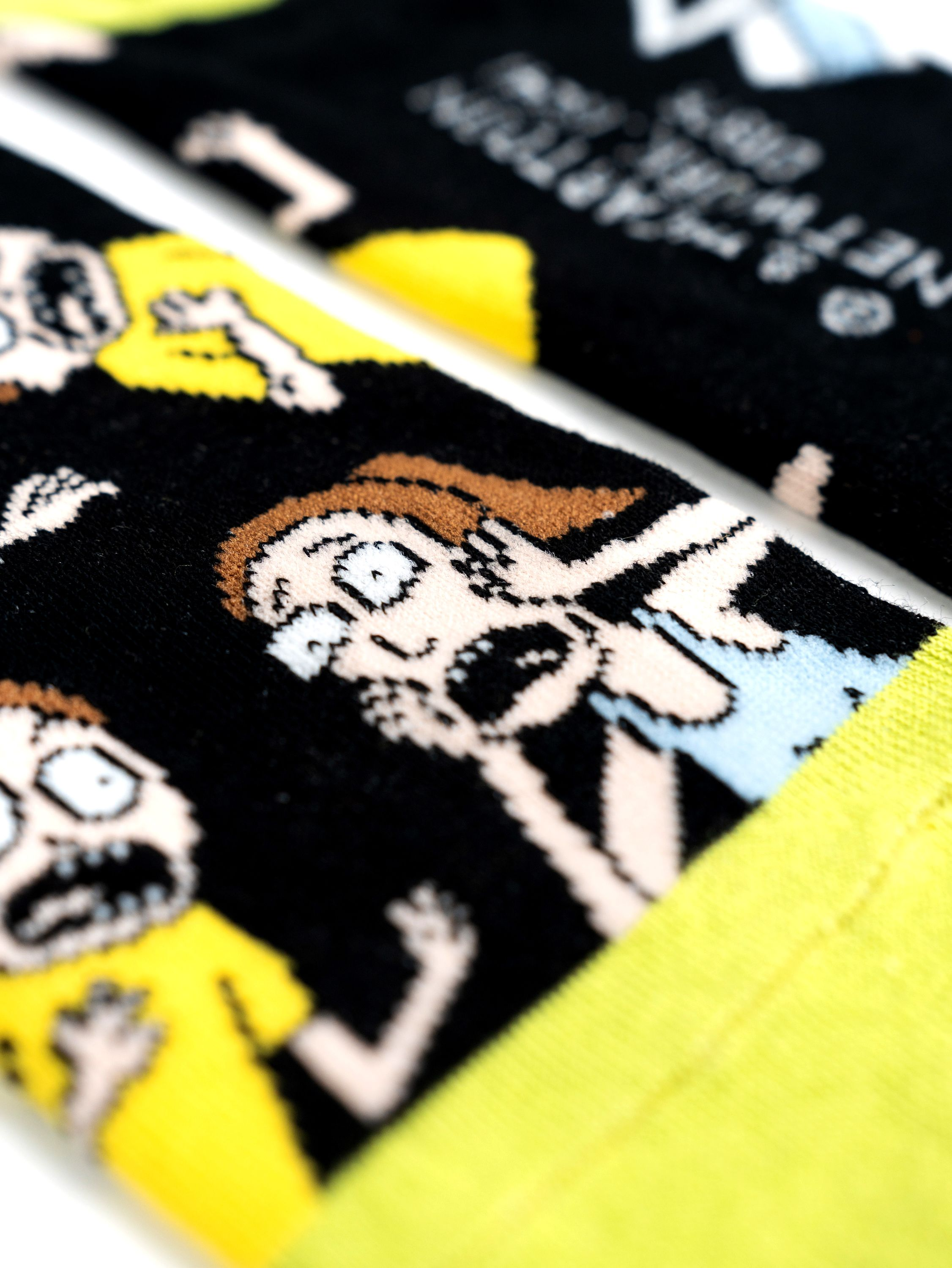 Schwarze Socken mit Cartoon-Gesichtern. Der Hintergrund ist weiß.