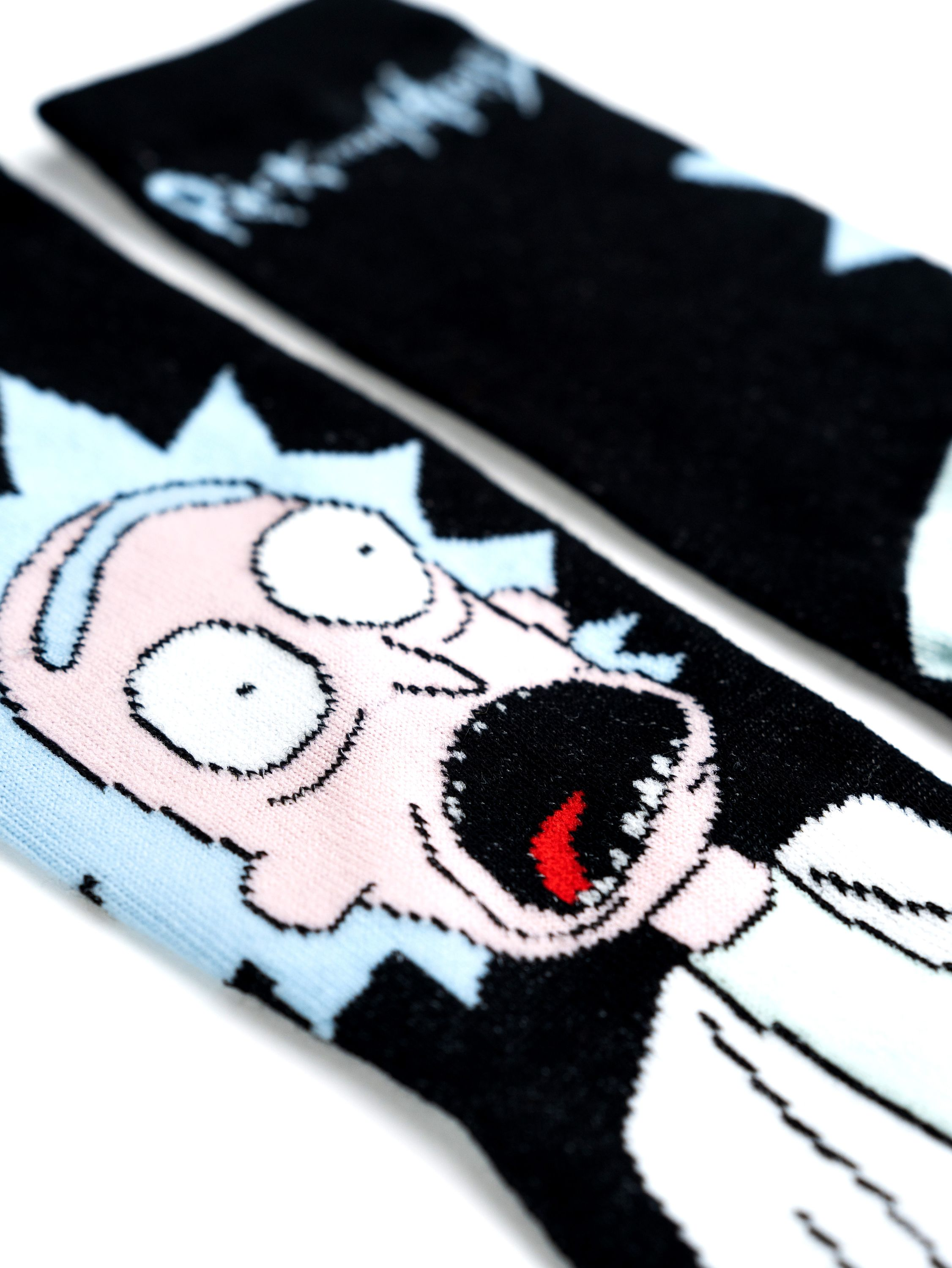 Paar Rick und Morty Socken, mit Ricks Gesicht auf der Vorderseite, Nahaufnahme.