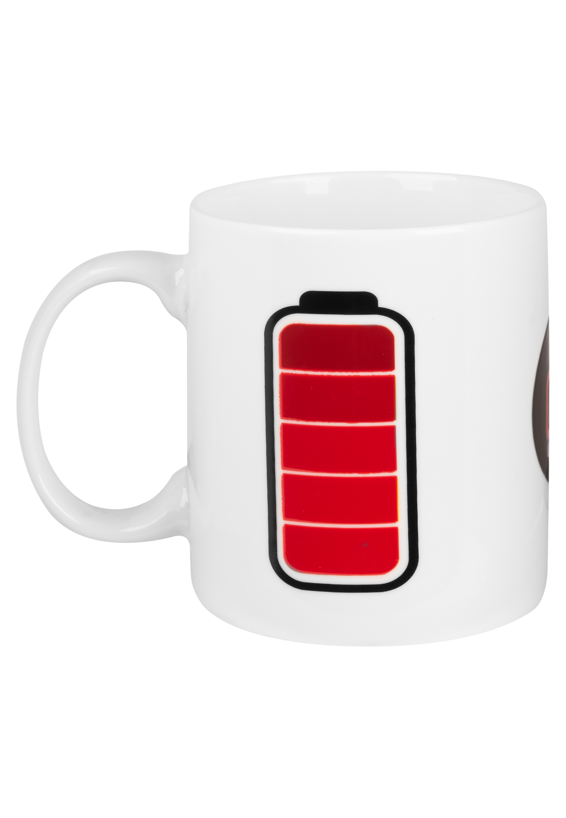 Weißer Becher mit roter Batteriegrafik. Griff links.