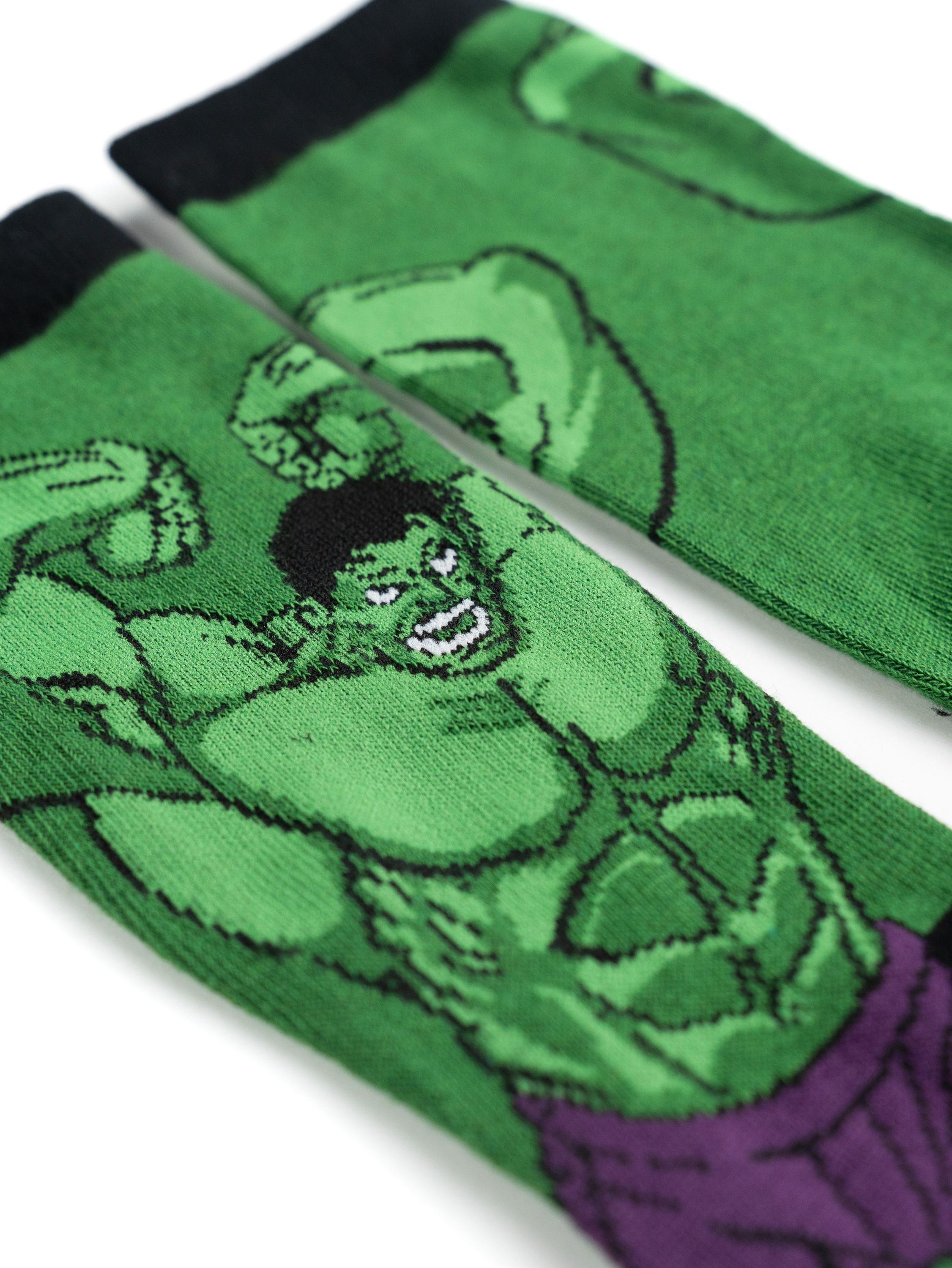 Paar Hulk-Socken mit grüner Farbe und Hulk-Figur.