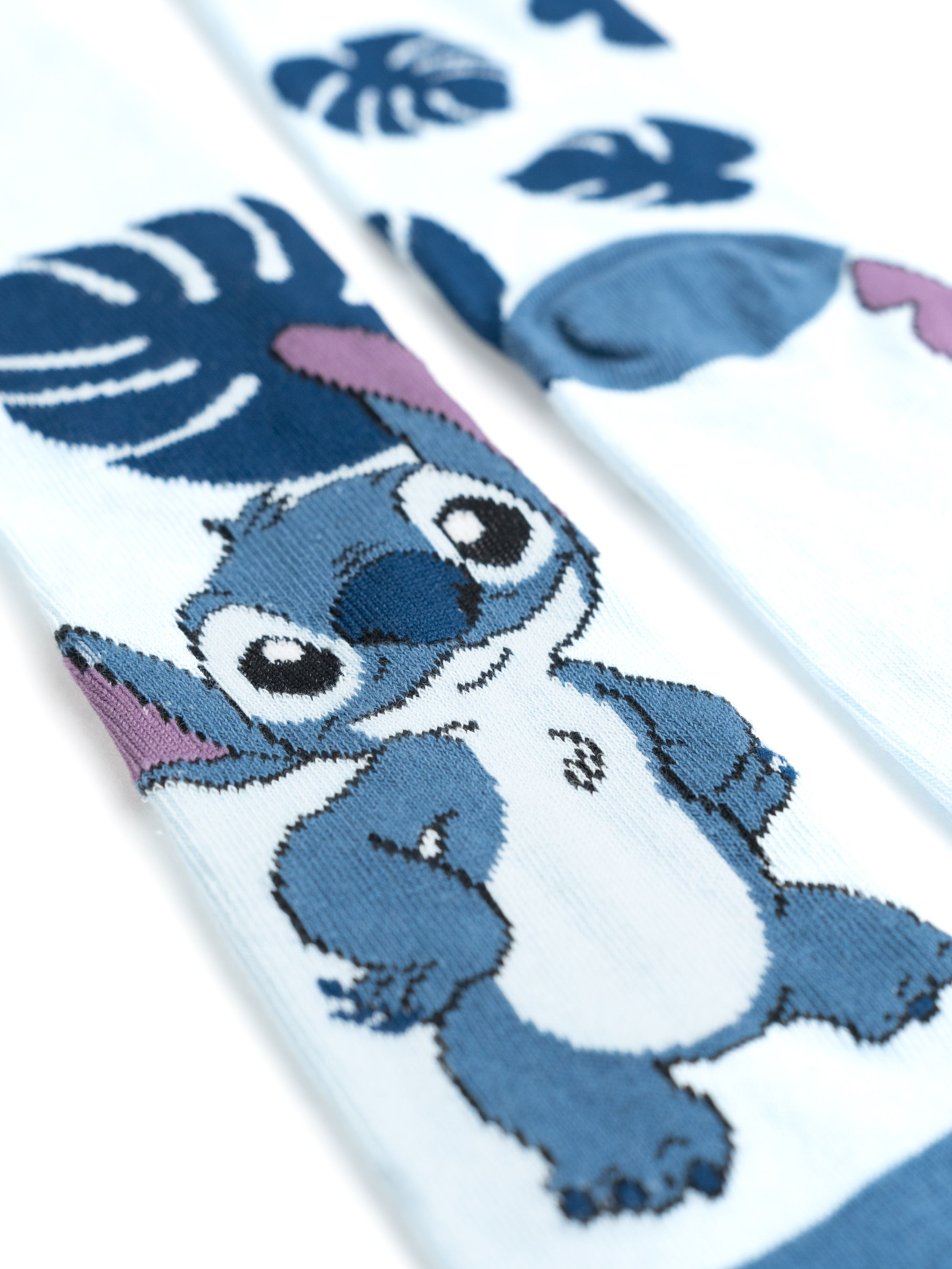 Paar Stitch-Socken mit Stitch-Charakterdesign auf weißem Hintergrund.