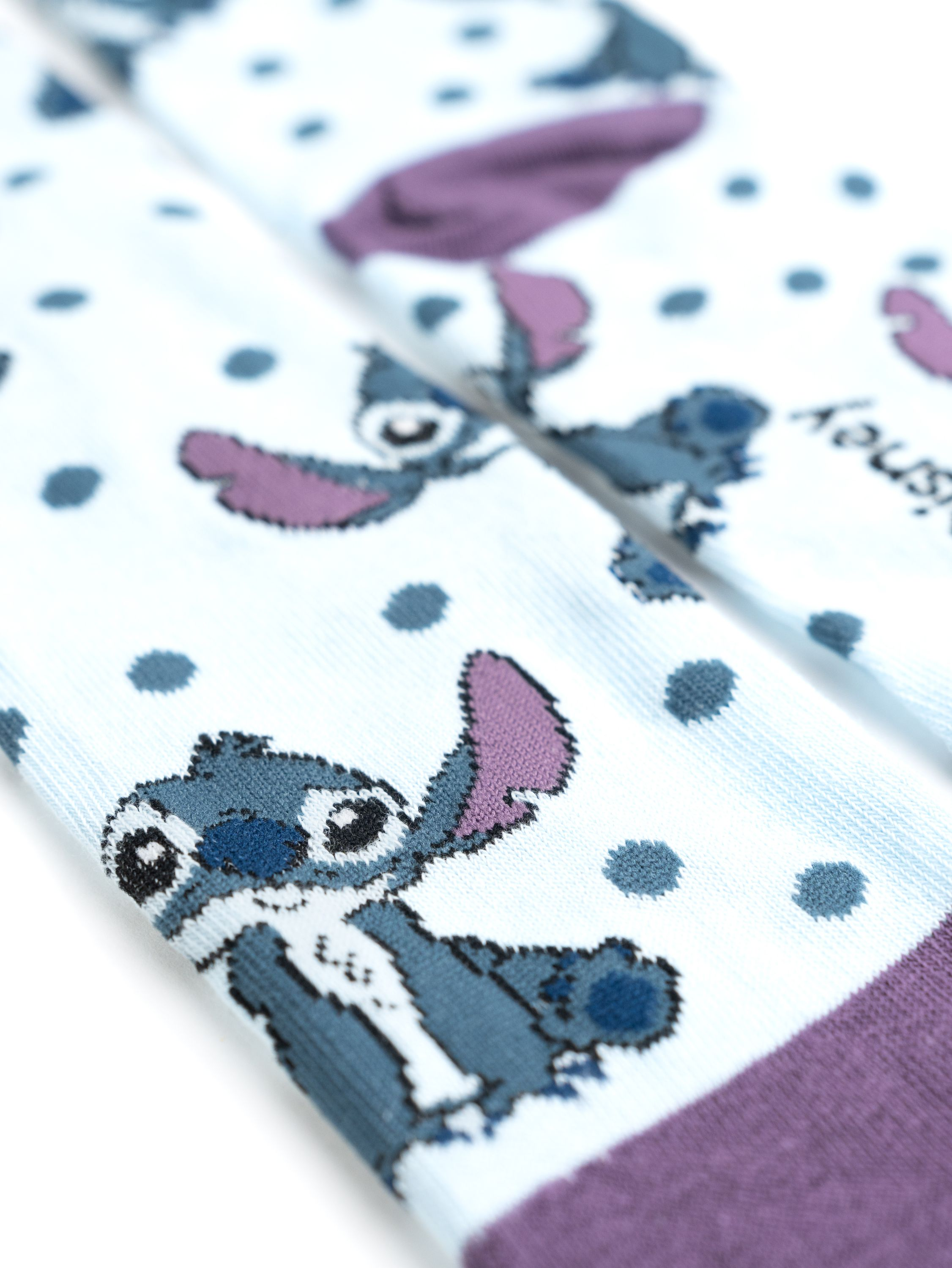 Zwei blau-weiße Socken mit Stitch aus dem Lilo & Stitch-Cartoon.