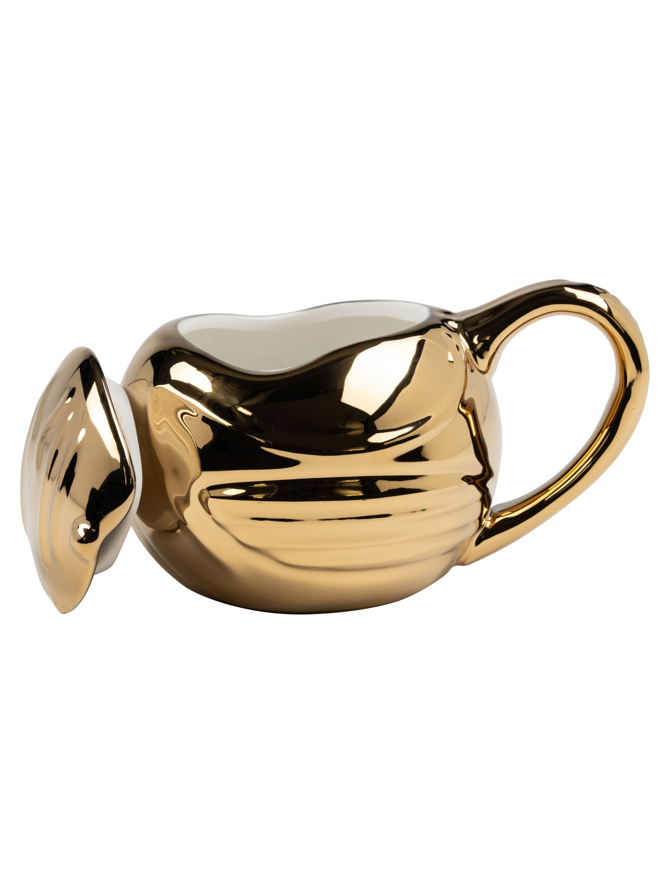 Goldfarbene, metallische Tasse mit gebogenem Henkel und Deckel, liegt auf der Seite.