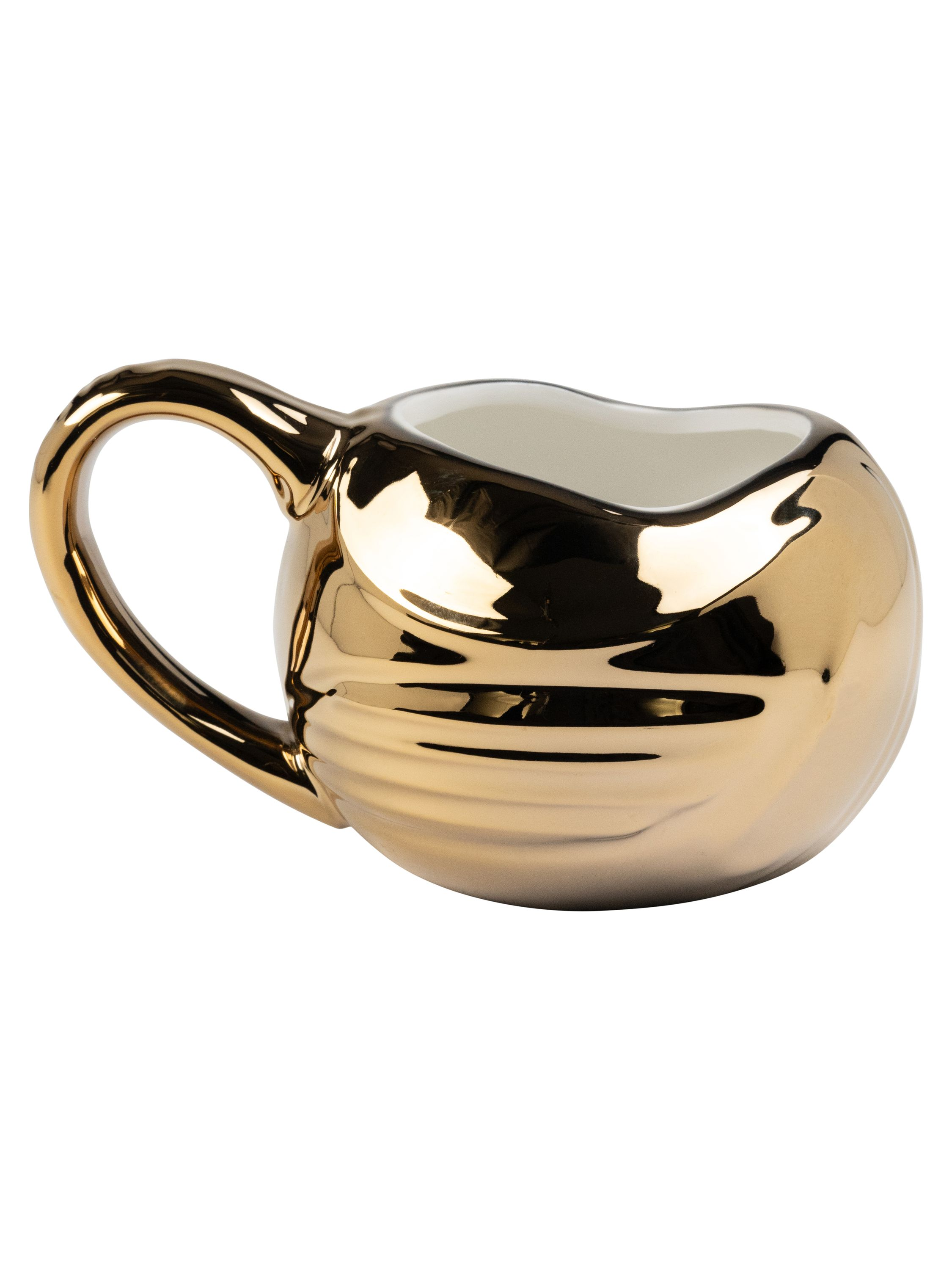 Eine goldene, herzförmige Tasse mit Henkel.