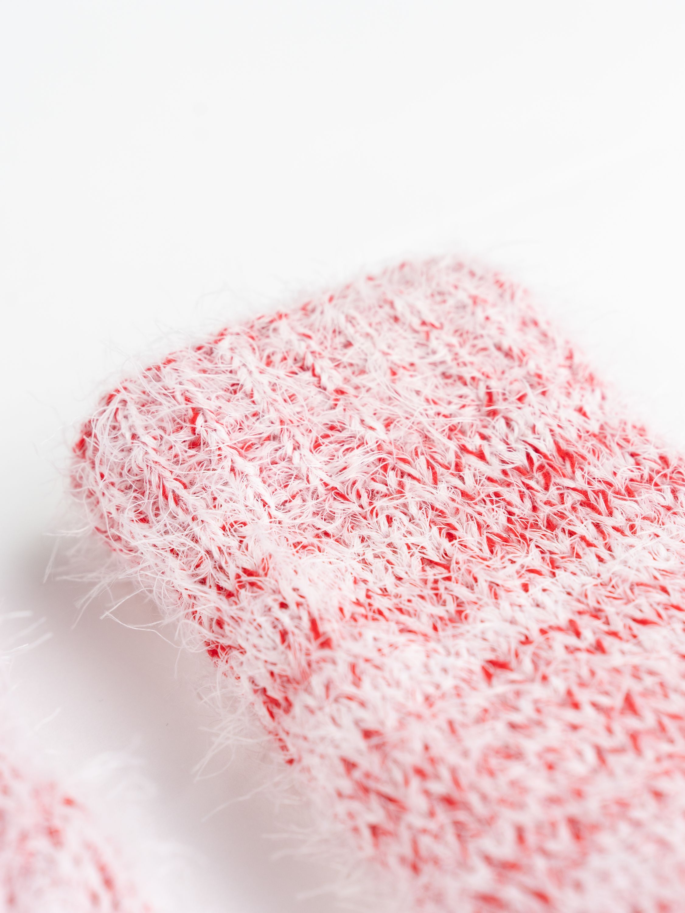 Nahaufnahme eines rot-weiß gestreiften Stoffes, möglicherweise eine Socke.
