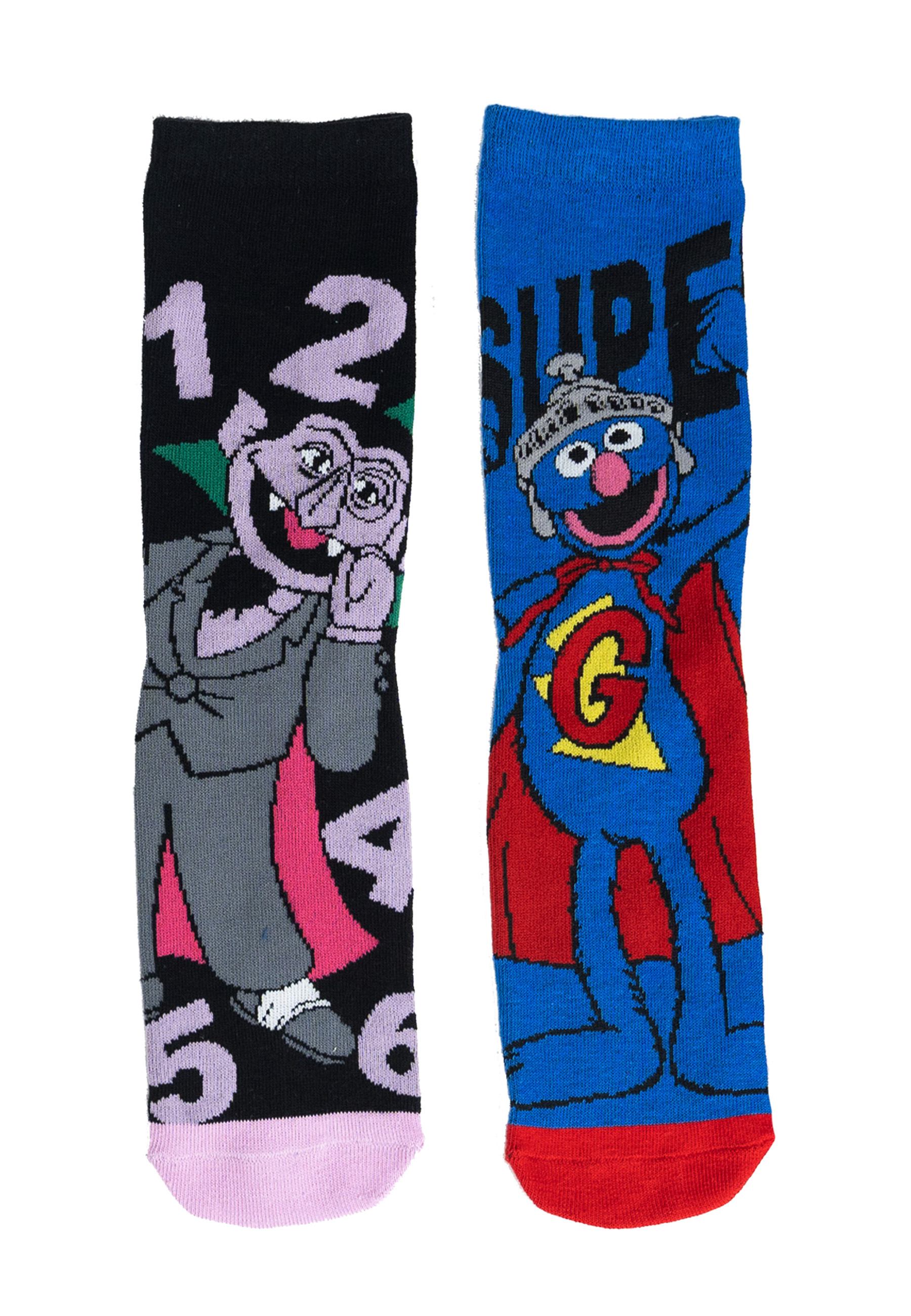 Zwei Sesamstraßen-Socken: Graf Zahl und Super Grover. Weißer Hintergrund.