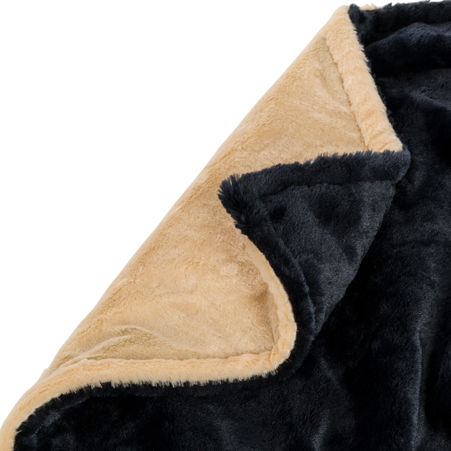 Gefaltete schwarze Decke mit beigem, flauschigem Innenraum.