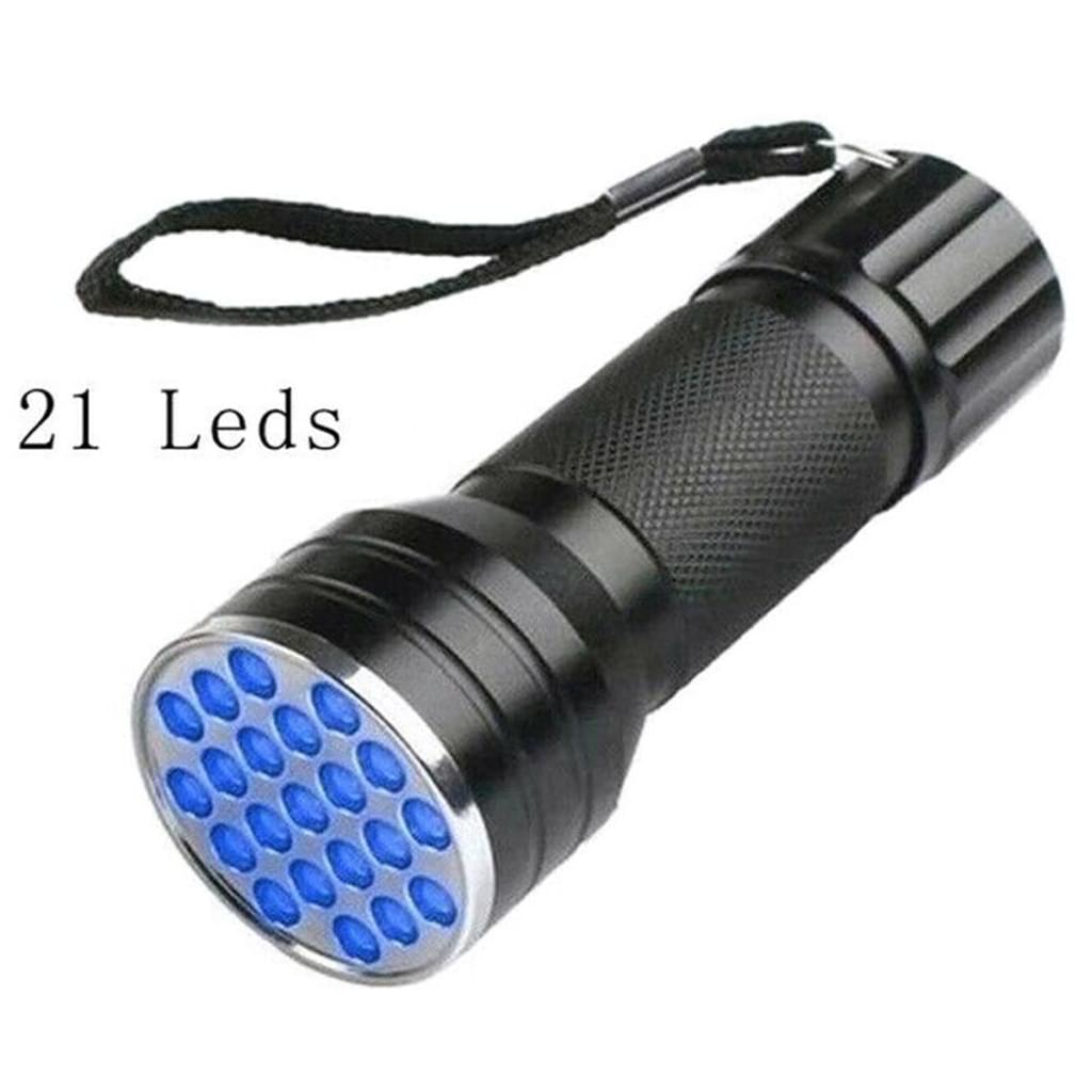 Eine schwarze Taschenlampe mit 21 blauen LEDs, angewinkelt und beleuchtet.