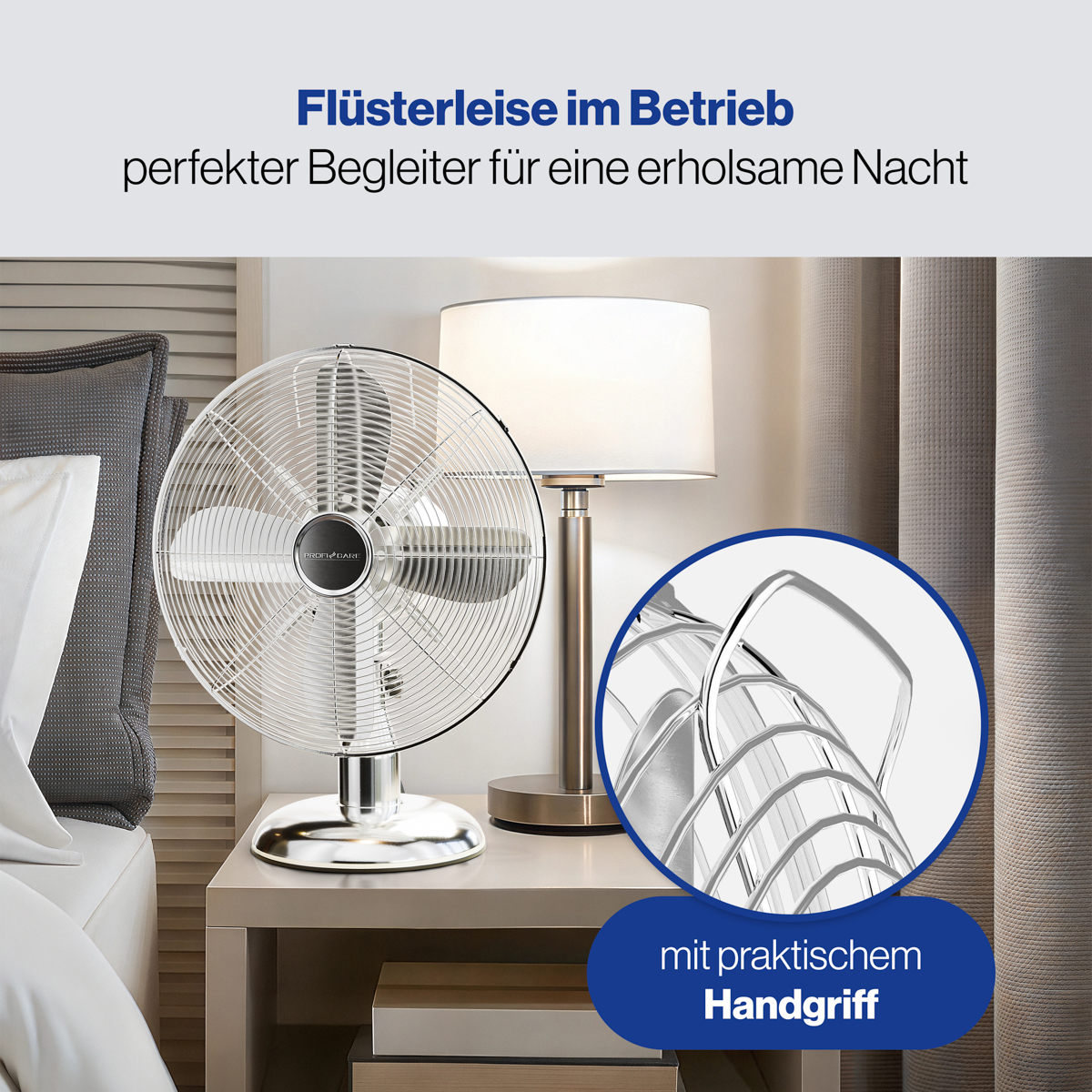 Biały wentylator na stole z lampą, zasłonami i szczegółem uchwytu w okrągłej wstawce.