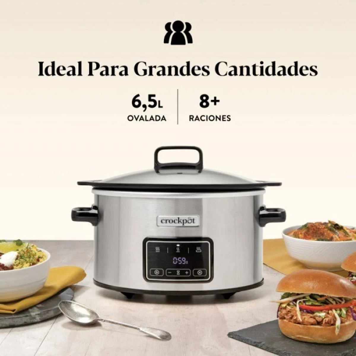 Crock-Pot argento. Display nero, due maniglie e coperchio. Cibo e utensili da portata visibili.
