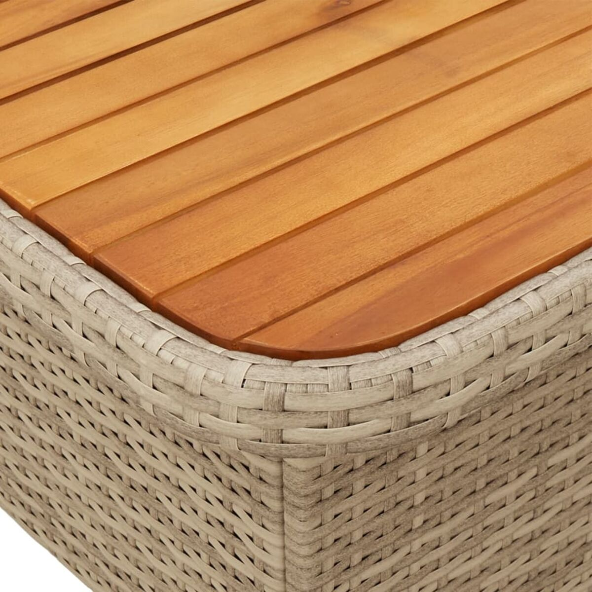Nahaufnahme einer Tischplatte aus Holz, mit einem gewebten Rahmen.