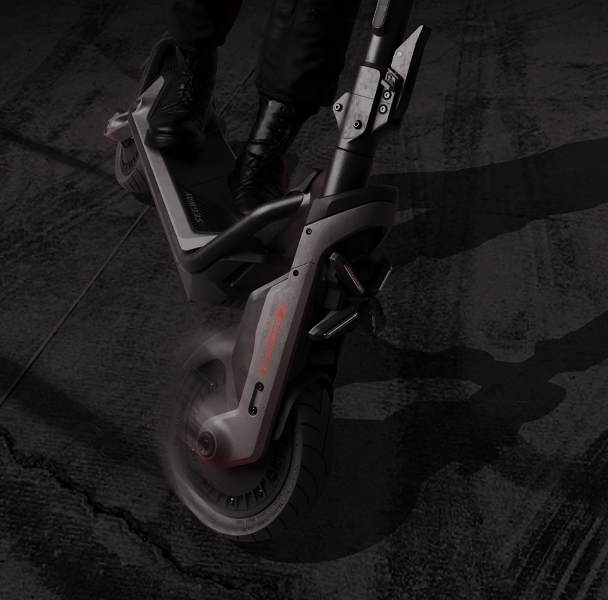 Nahaufnahme einer Person, die einen grauen Segway-Elektroroller auf dunkler Oberfläche fährt.