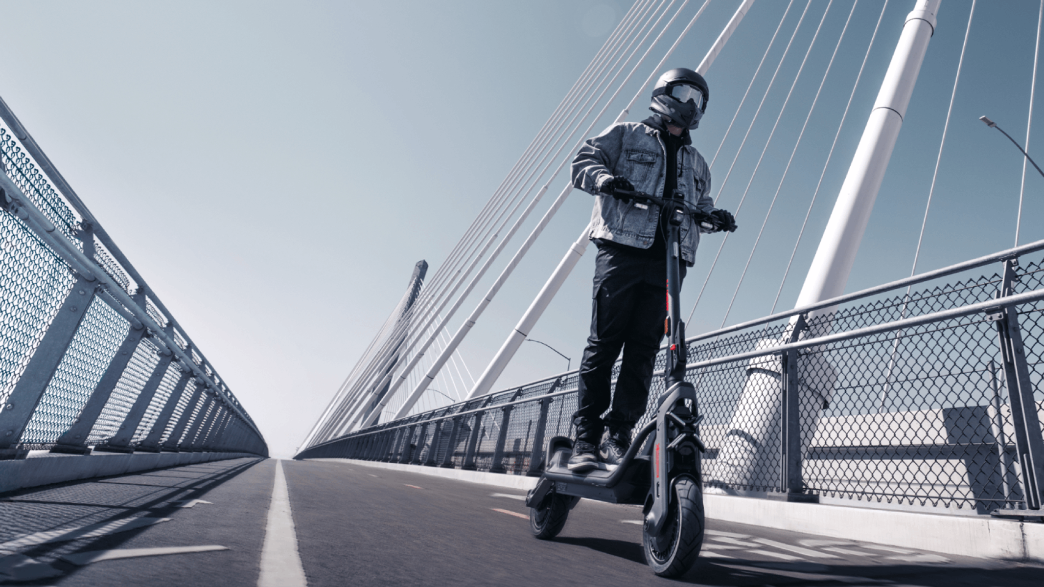 Person fährt mit einem Elektroroller auf einer Brücke. Trägt Helm und Jacke. Modernes Design, blauer Hintergrund.