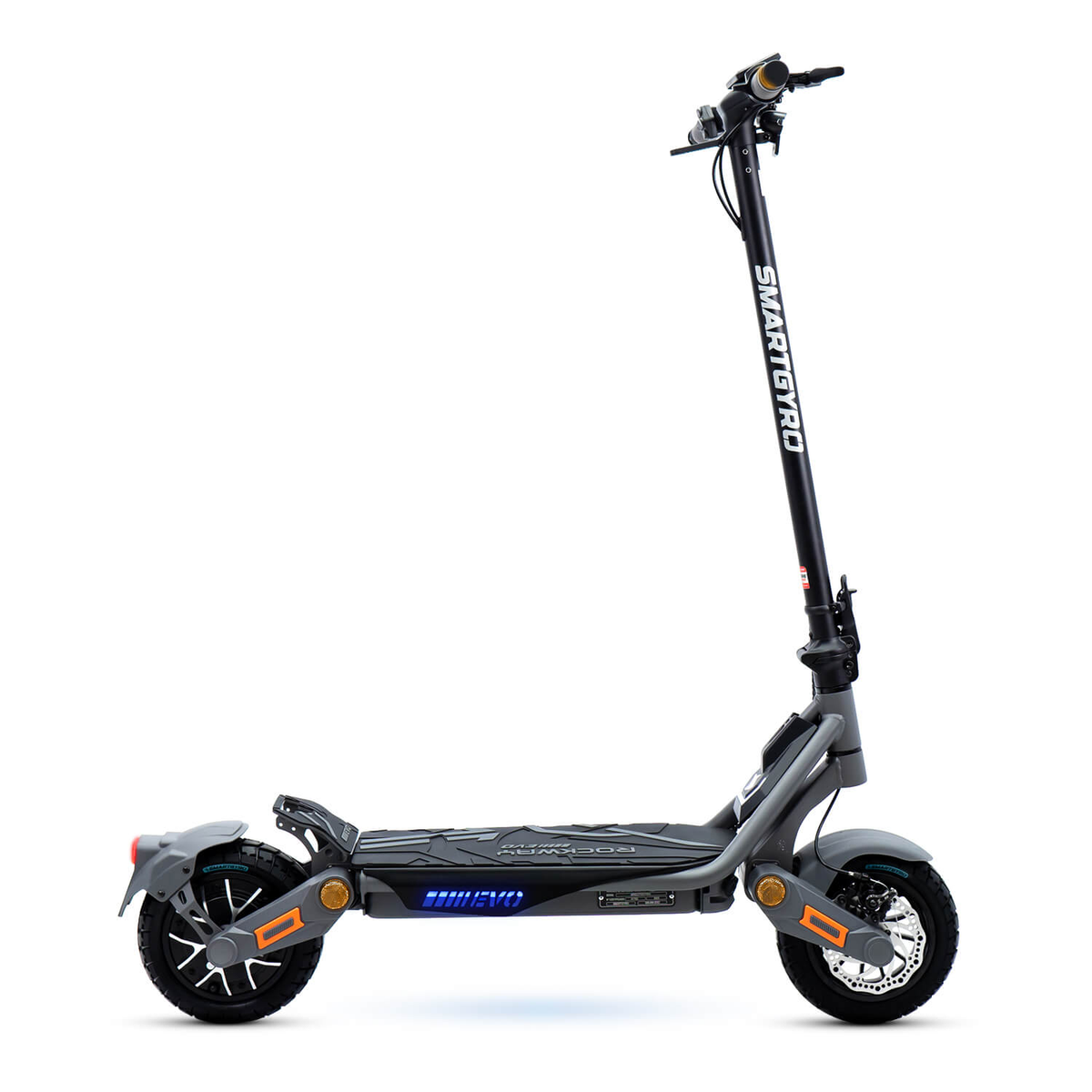 Un patinete eléctrico sobre fondo blanco, con marco negro y detalles naranjas. SMARTGYRO en el manillar.