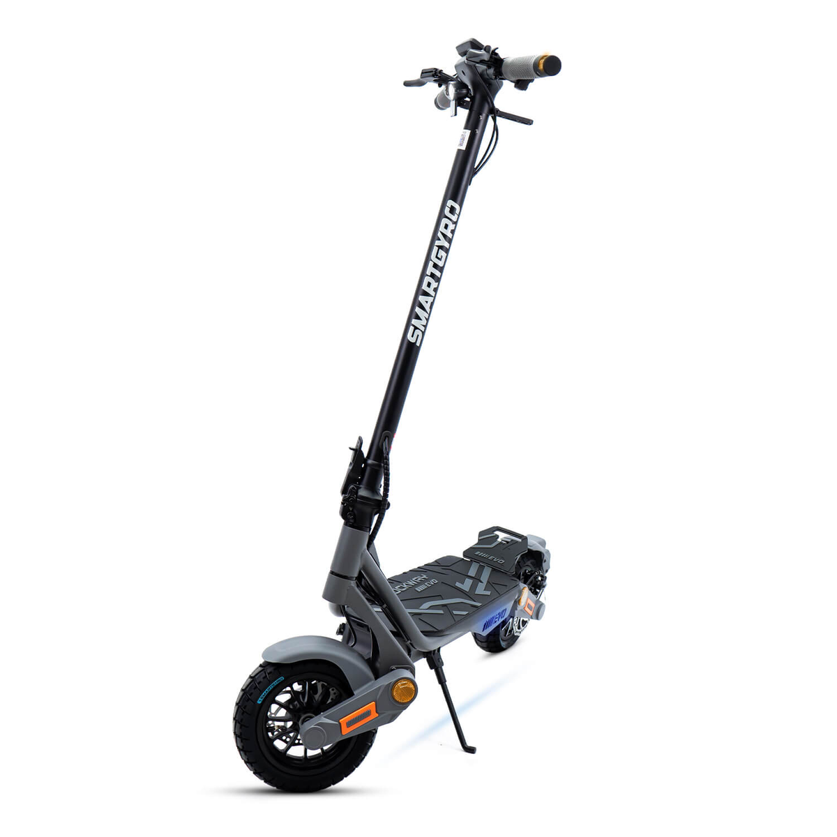 Scooter eléctrico Smartgyro negro y gris sobre fondo blanco. El scooter está en posición vertical.