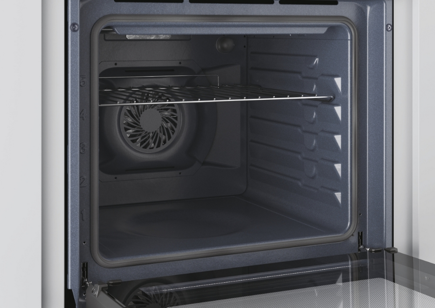 Interno di un forno con la porta aperta. All'interno è visibile una ventola.