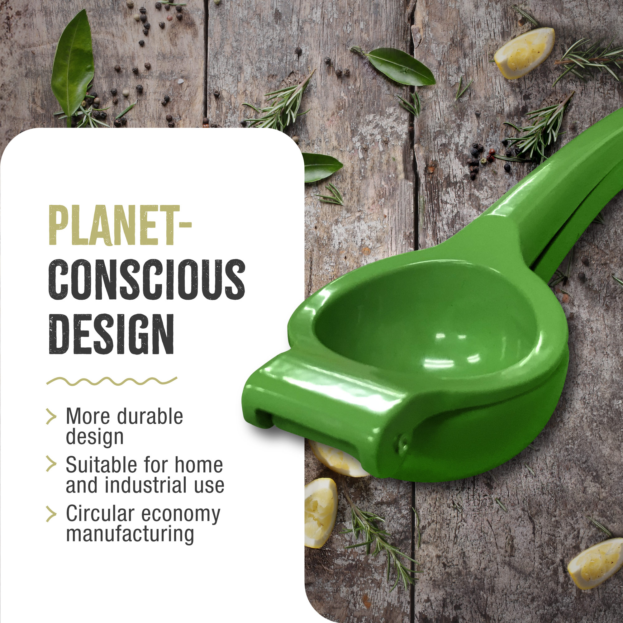 Exprimidor de limones verde sobre una superficie de madera con hierbas y texto sobre diseño ecológico.