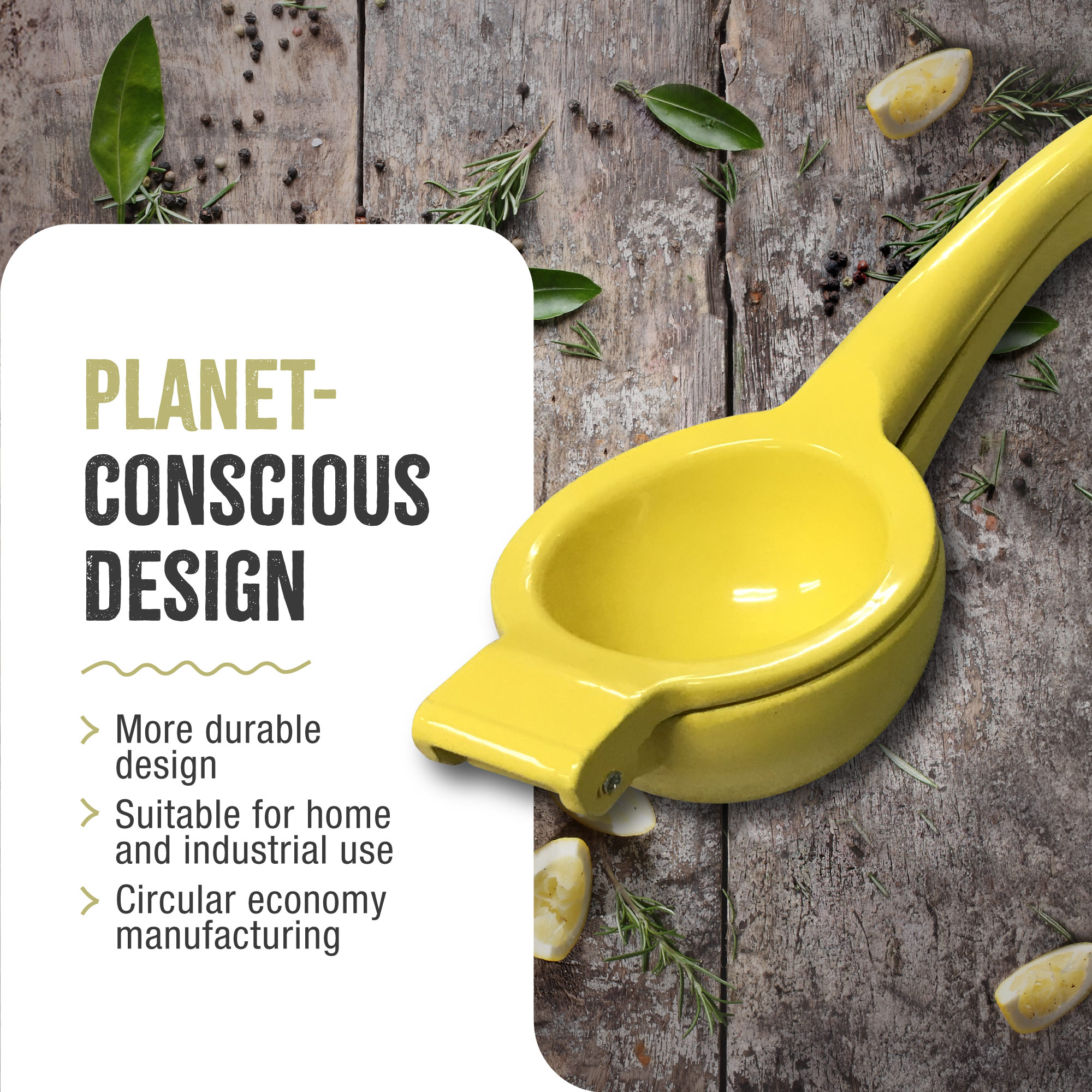 Exprimidor de limón amarillo sobre superficie de madera con hierbas y rodajas de limón.