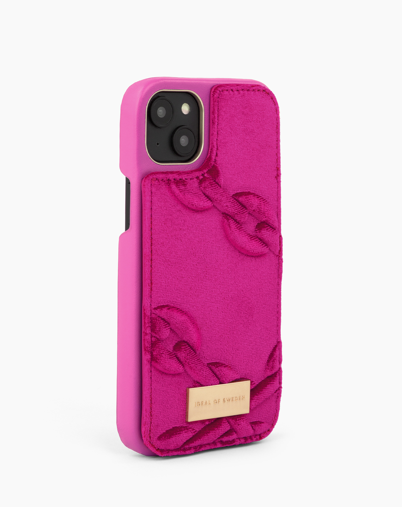 Eine rosa Handyhülle mit Kettenmuster, Ideal of Sweden Logo, auf weißem Hintergrund.
