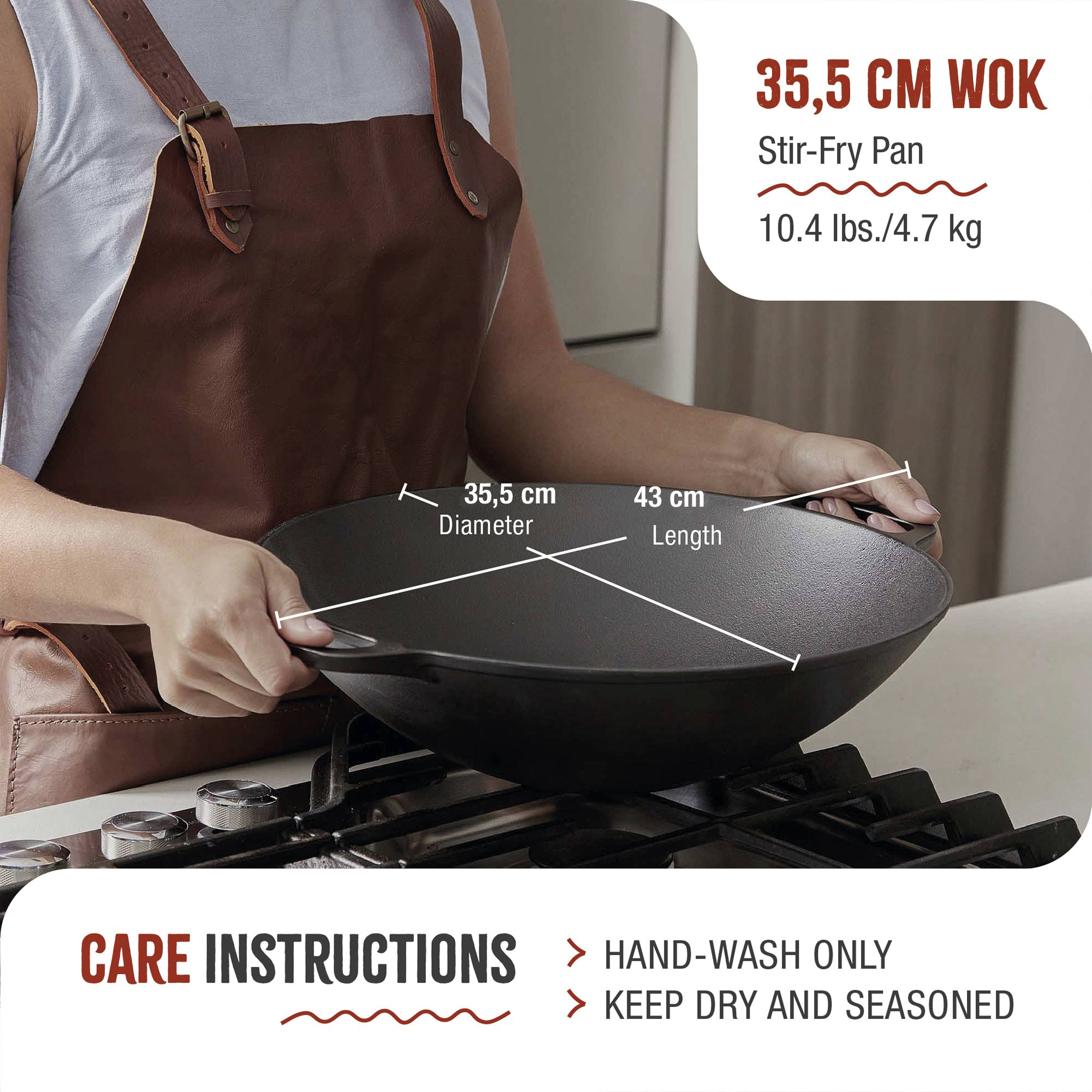 Person hält eine schwarze Wok-Pfanne. Der Wok steht auf einem Gasherd. Spezifikationen sind sichtbar.