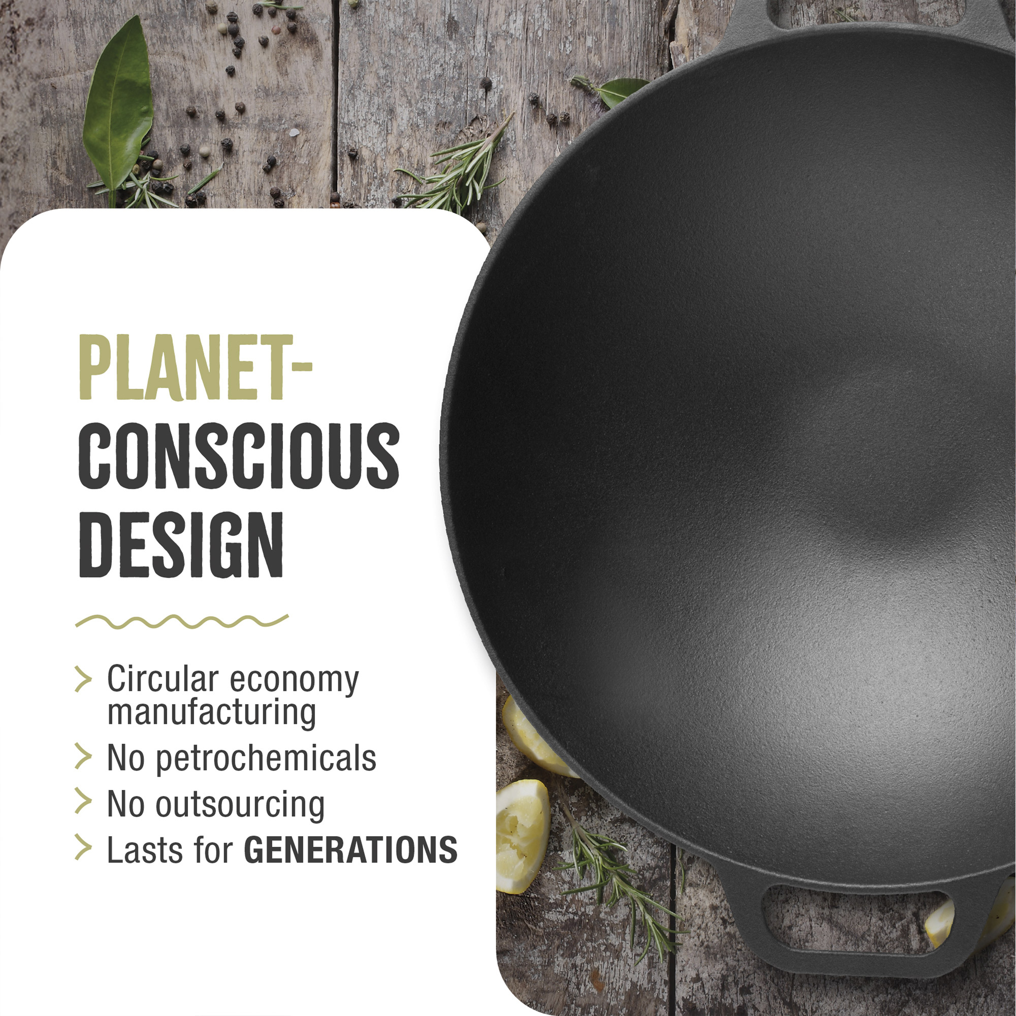 Schwarze Wok-Pfanne auf einem Holztisch. Text: Planet-Conscious Design, Kreislaufwirtschaft, keine Petrochemikalien.