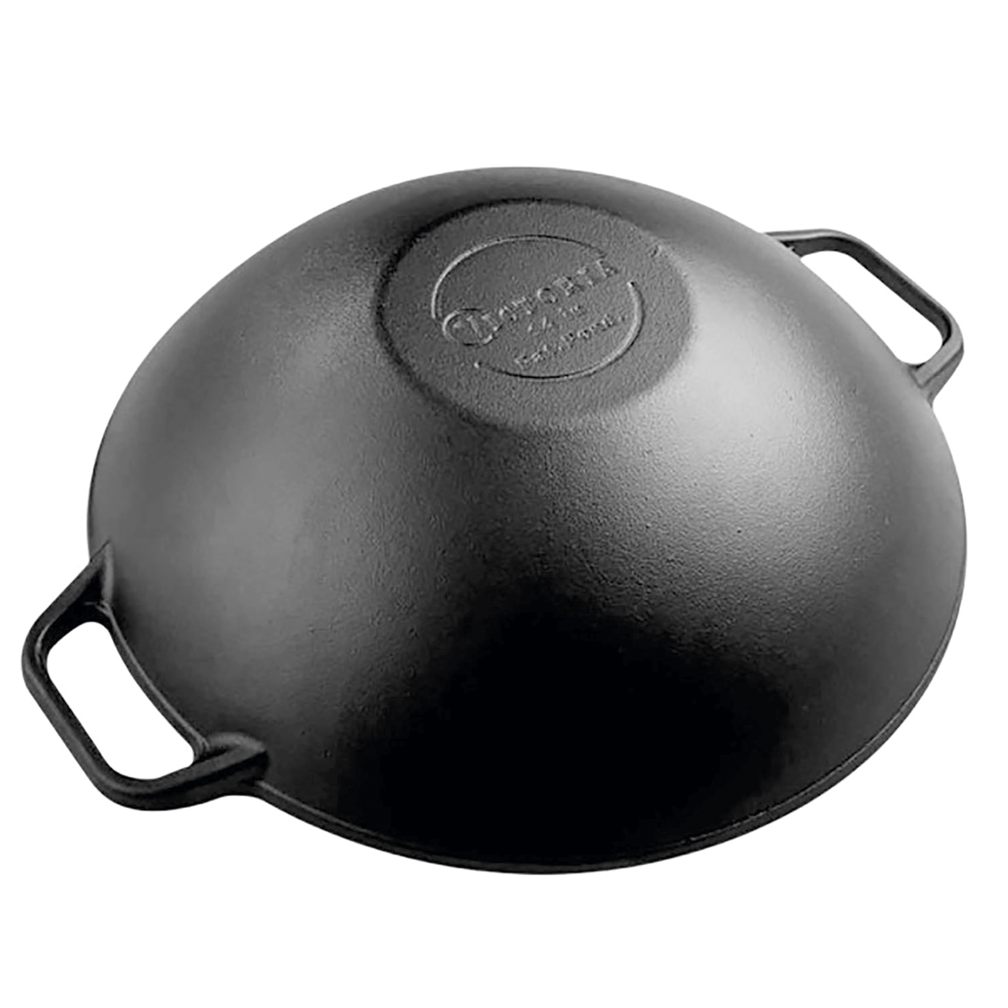 Schwarze Gusseisen-Wok mit Griffen, von unten gesehen auf weißem Hintergrund.