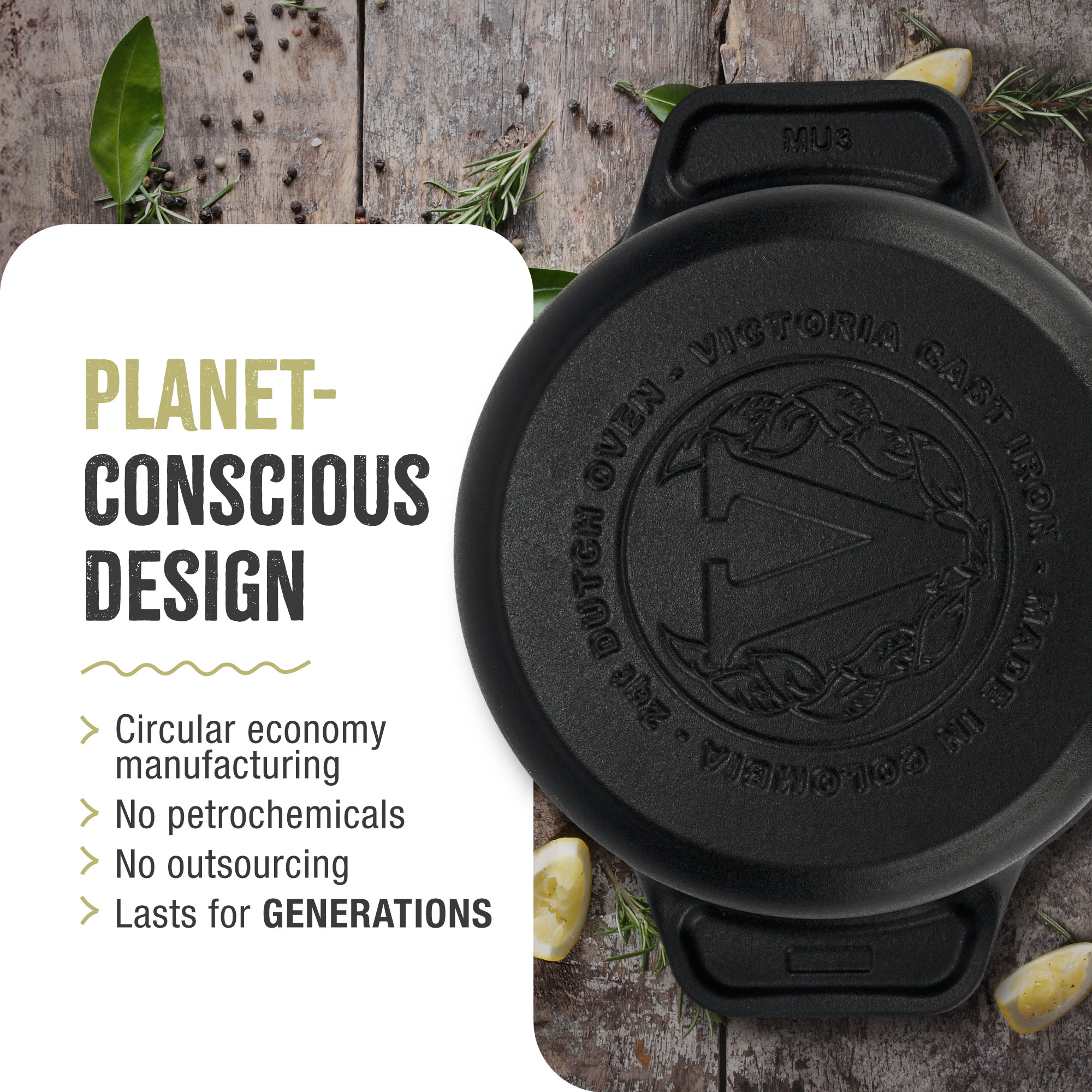 Sartén de hierro fundido negro con texto, rodeada de limones y hierbas. Diseño eco-consciente.
