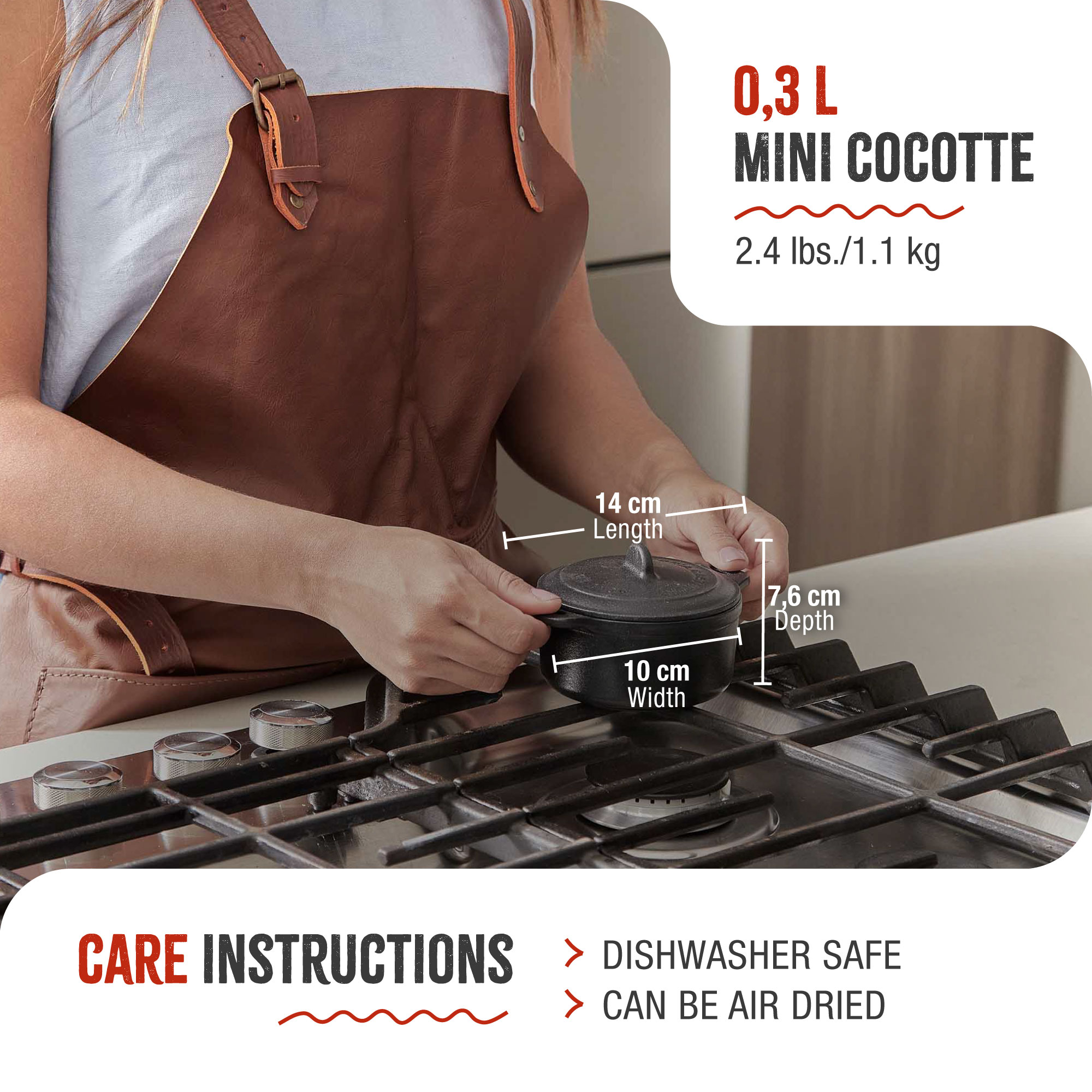 Una mini cocotte negra en una estufa con las dimensiones etiquetadas. Una mujer con delantal la sostiene.