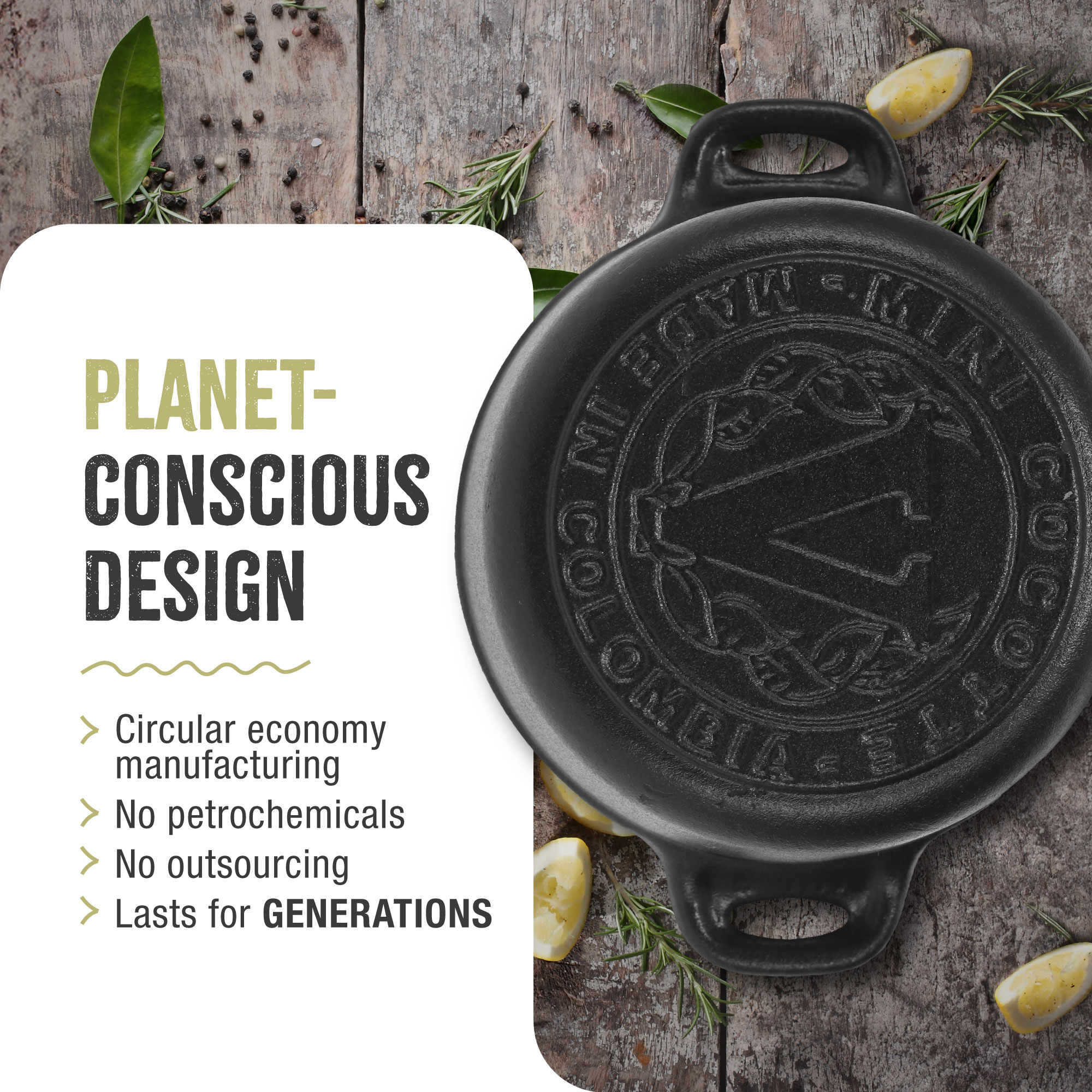 Una sartén negra de hierro fundido con mensaje de diseño consciente y limones sobre fondo de madera.