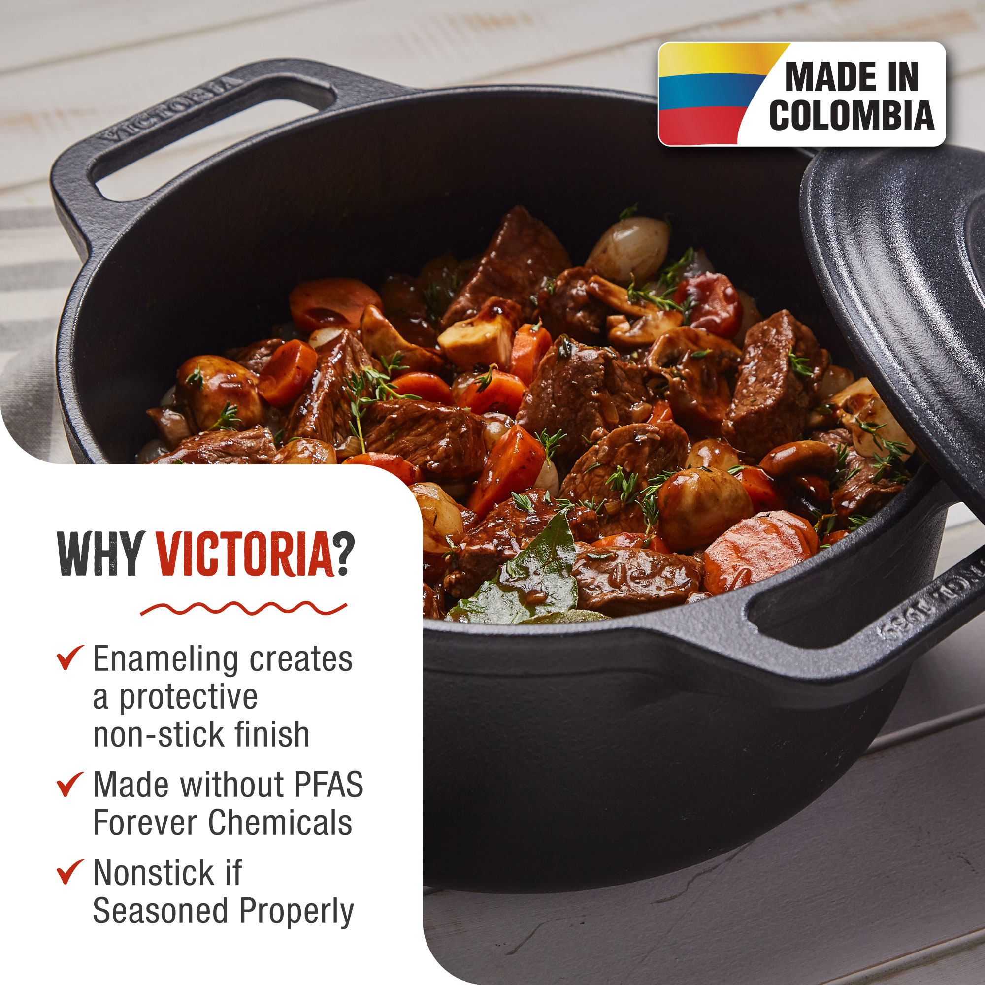 Olla de hierro fundido negro con guiso dentro. Texto: Por qué Victoria. Hecho en Colombia.