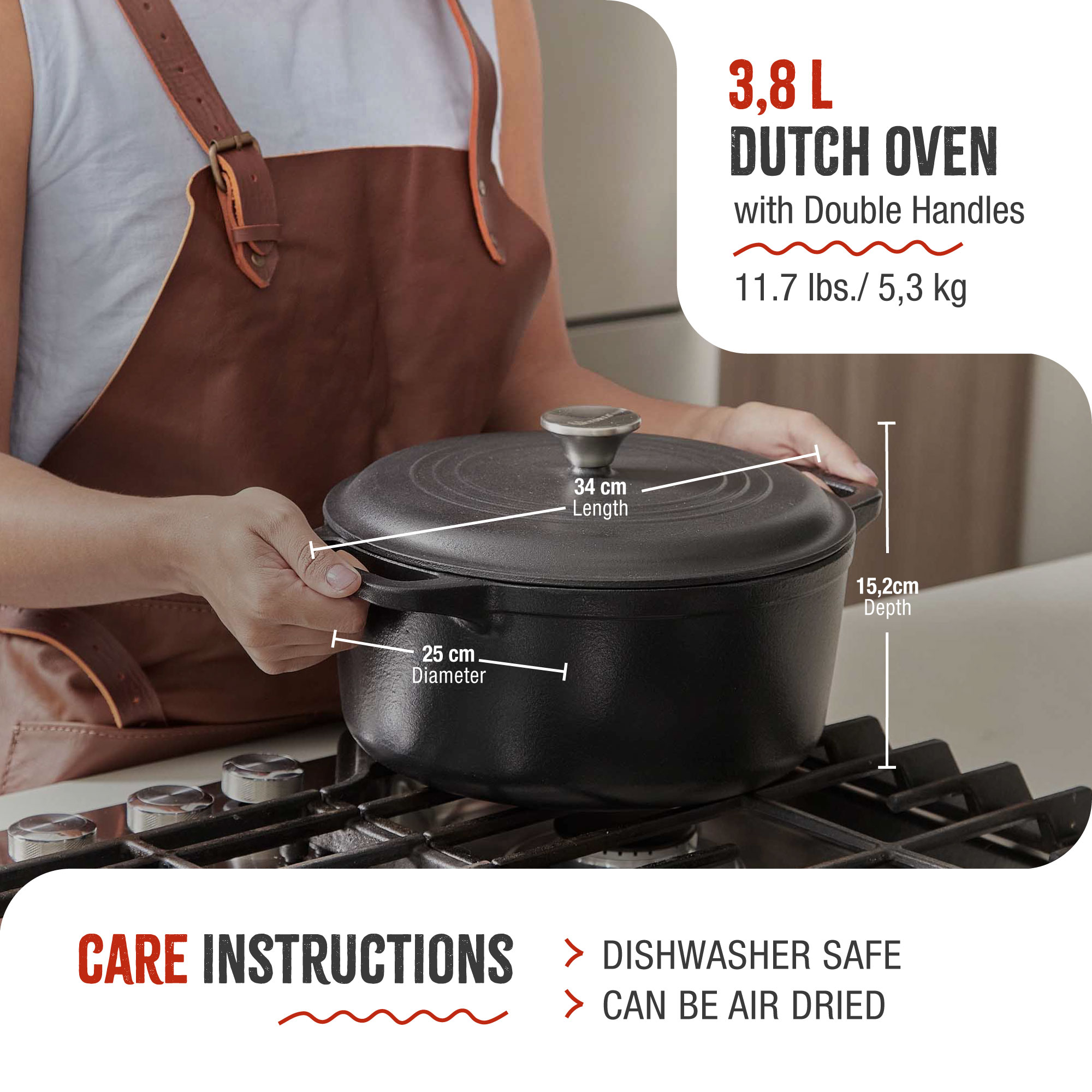 Una mujer sosteniendo una olla holandesa negra con tapa sobre una estufa. Tiene dimensiones e instrucciones de cuidado.