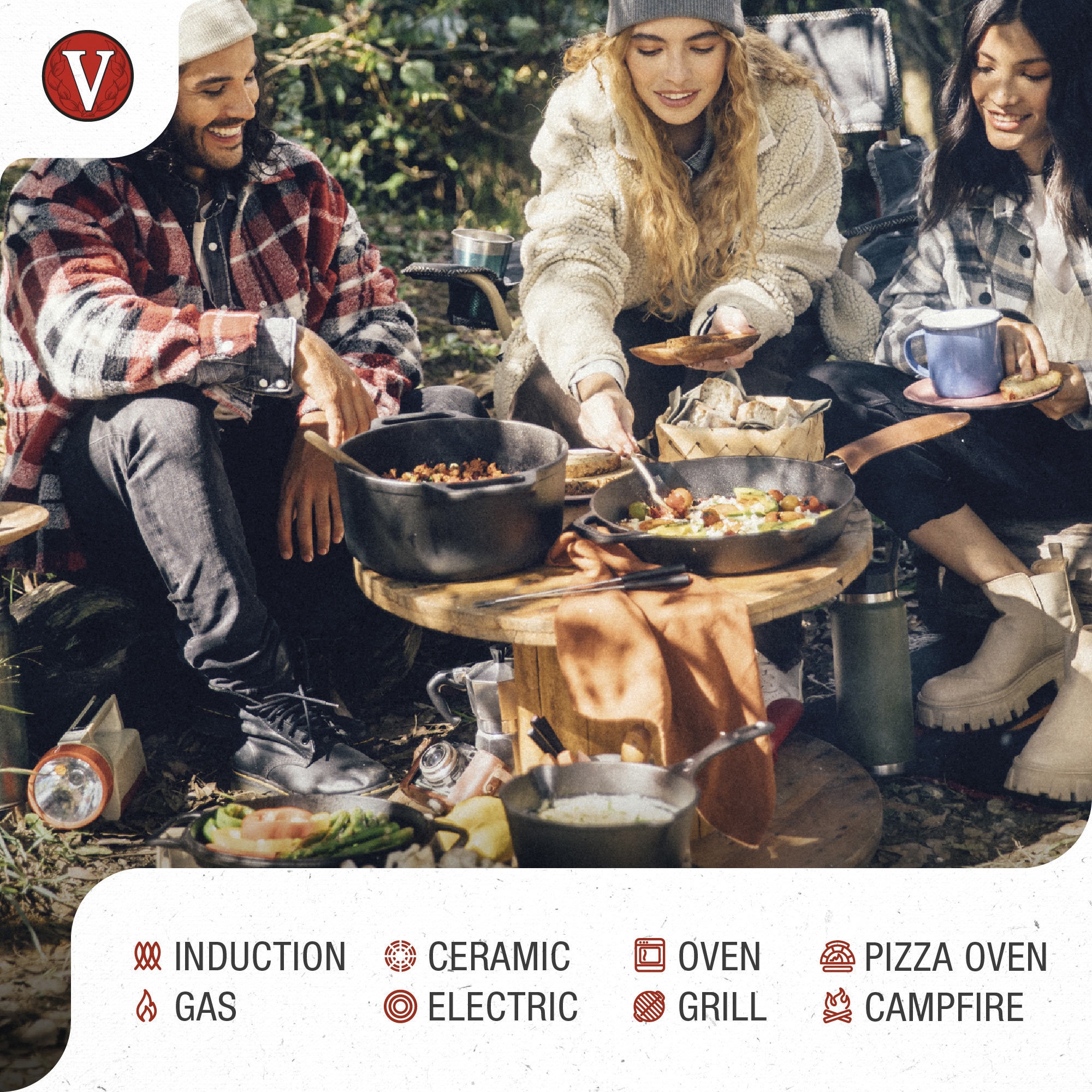 Personas alrededor de una mesa con comida al aire libre. Una escena de picnic con utensilios de cocina y una fogata.