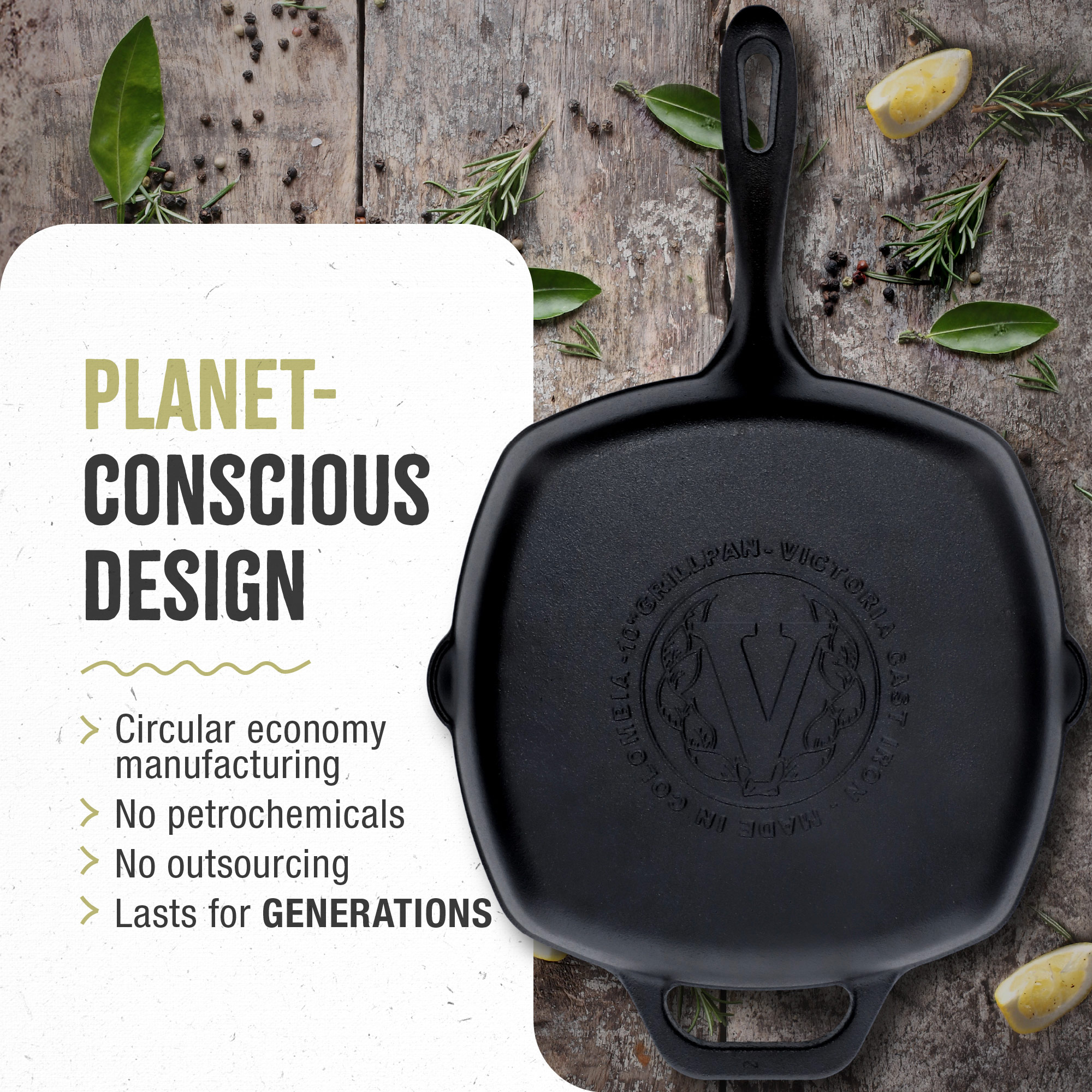 Una sartén de hierro fundido negro sobre una superficie de madera, con texto sobre diseño consciente del planeta.