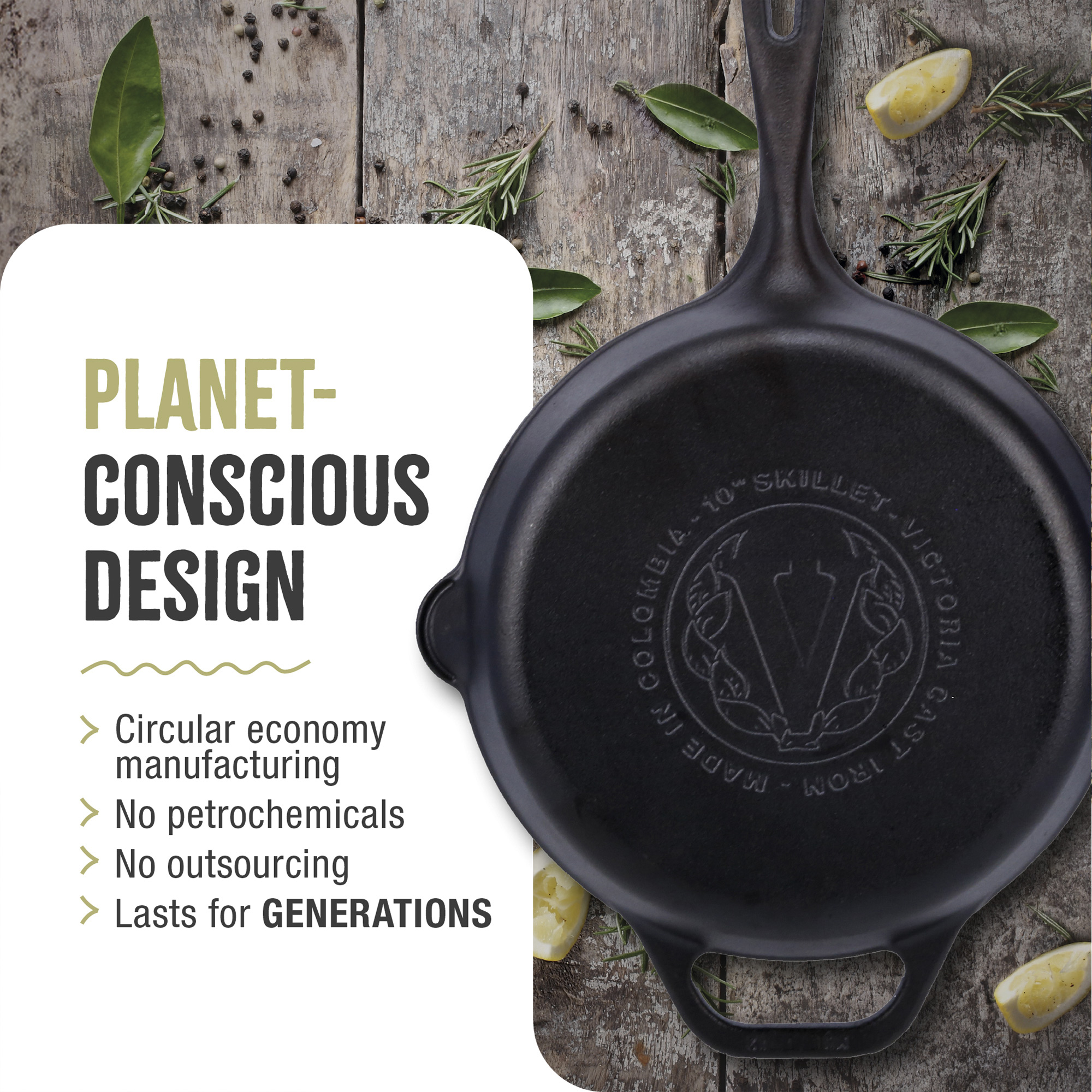 Sartén de hierro fundido negro sobre superficie de madera con texto sobre diseño consciente del planeta.