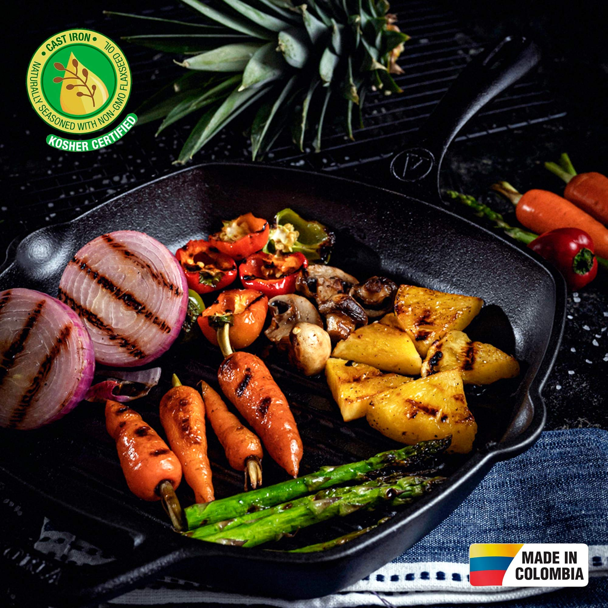 Verduras y piña a la parrilla en una sartén de hierro fundido, con un logo certificado Kosher y una piña.