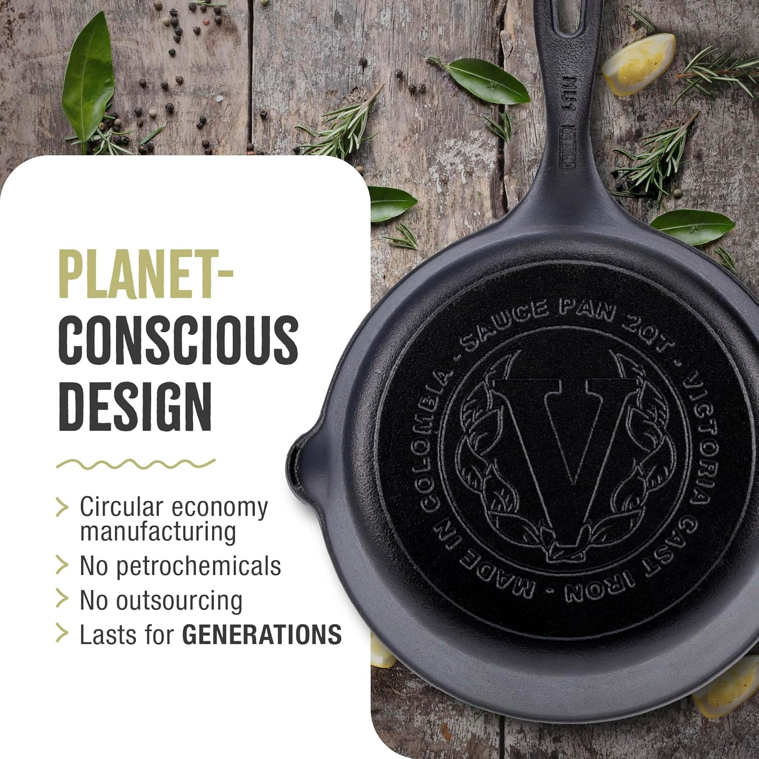 Sartén de hierro fundido negro con texto sobre diseño consciente del planeta. Rodeado de hierbas y especias.