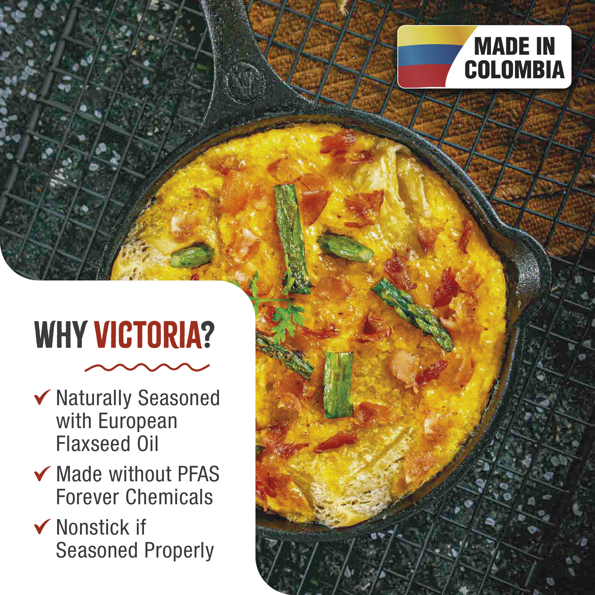 Una sartén con comida cocinada, que contiene espárragos y tocino. El texto dice "MADE IN COLOMBIA".