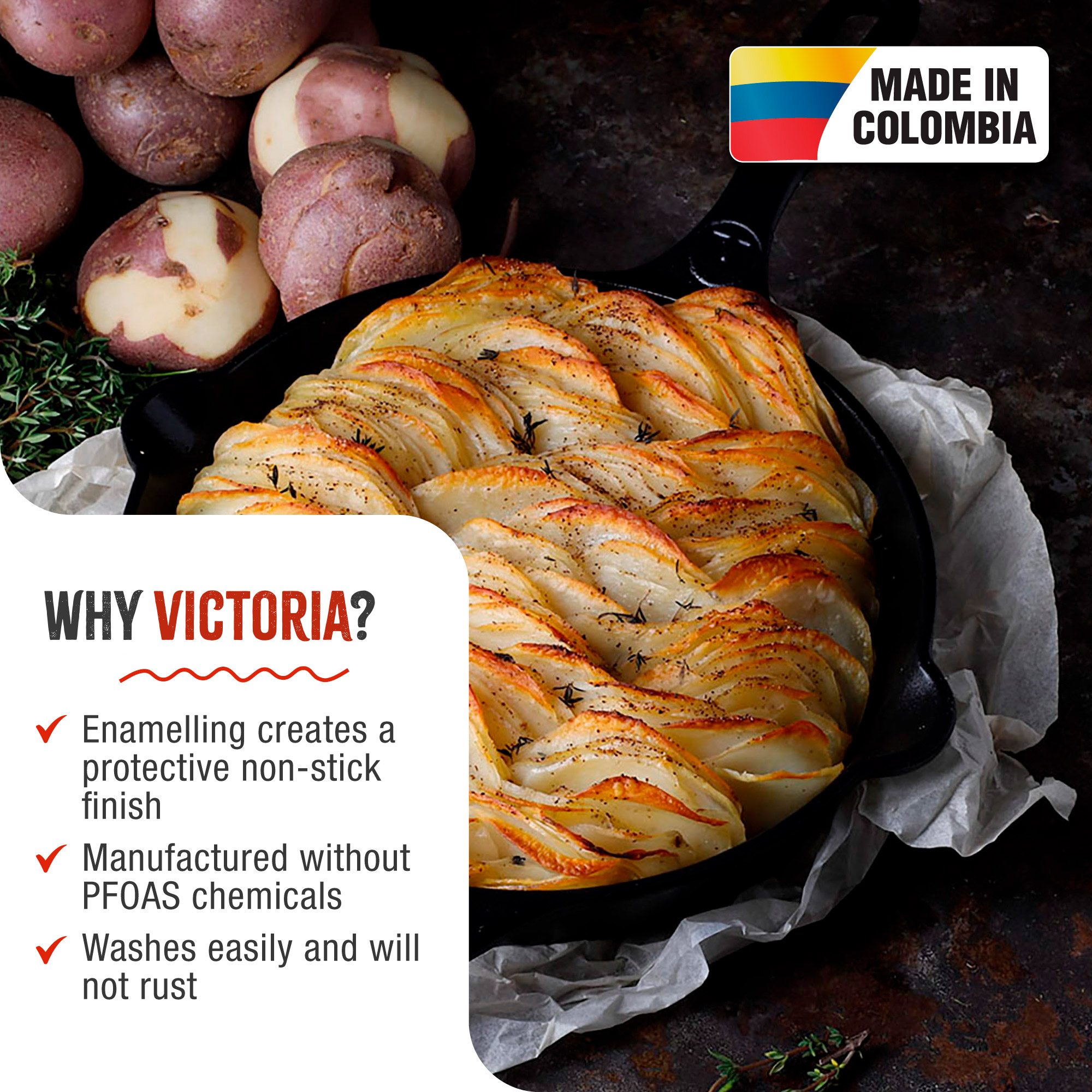 Una sartén de gratinado de patatas, una bandera que dice 'Hecho en Colombia' y varias patatas.