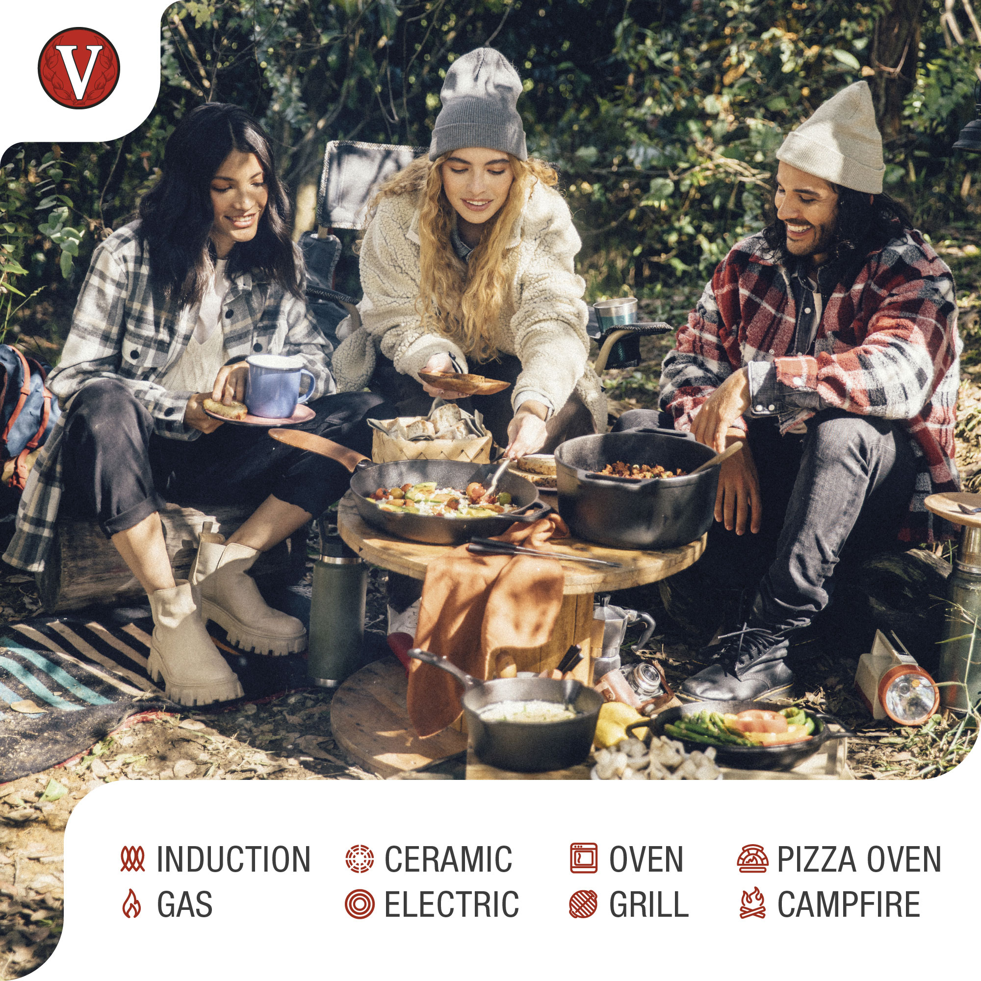 Tres personas en un campamento. Se está cocinando comida en una sartén, con iconos de comida debajo.