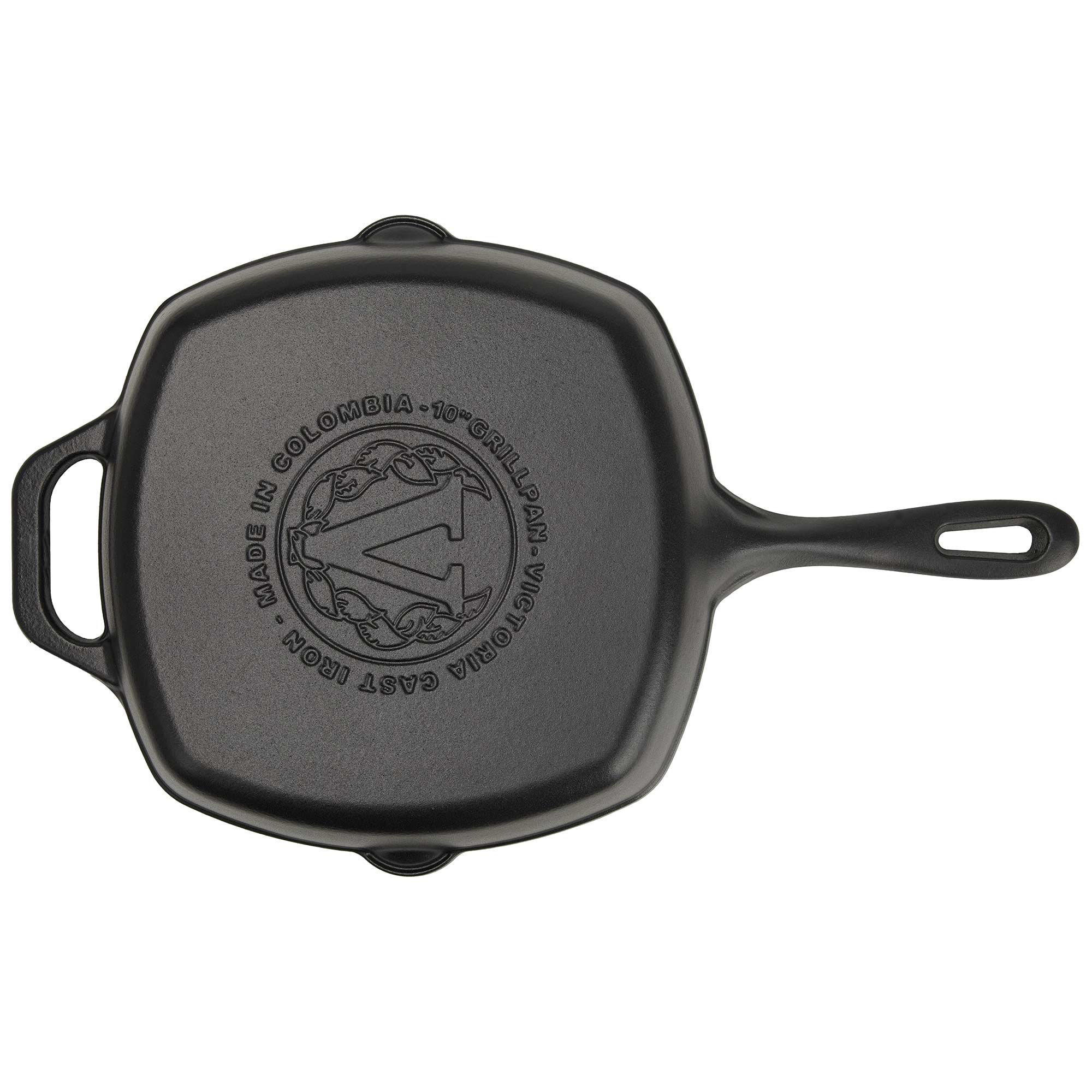 Sartén de hierro fundido negro con mango. Fabricado en Colombia, con un logo en la base.