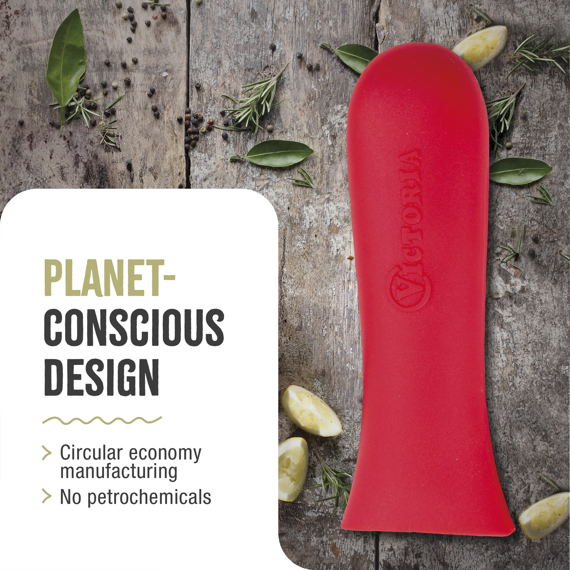 Utensilio de cocina rojo Victoria sobre madera con texto sobre diseño consciente y economía circular.