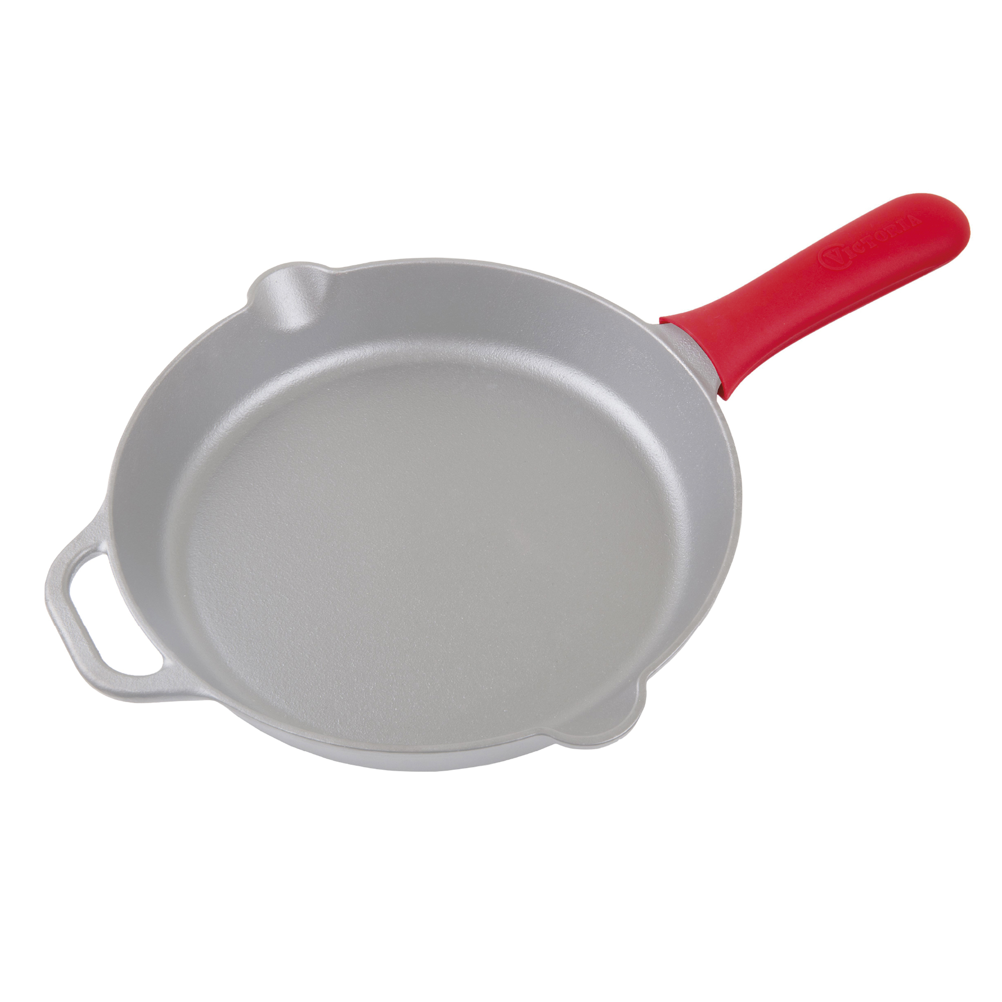 Una sartén gris con un mango rojo, aislada sobre fondo blanco.