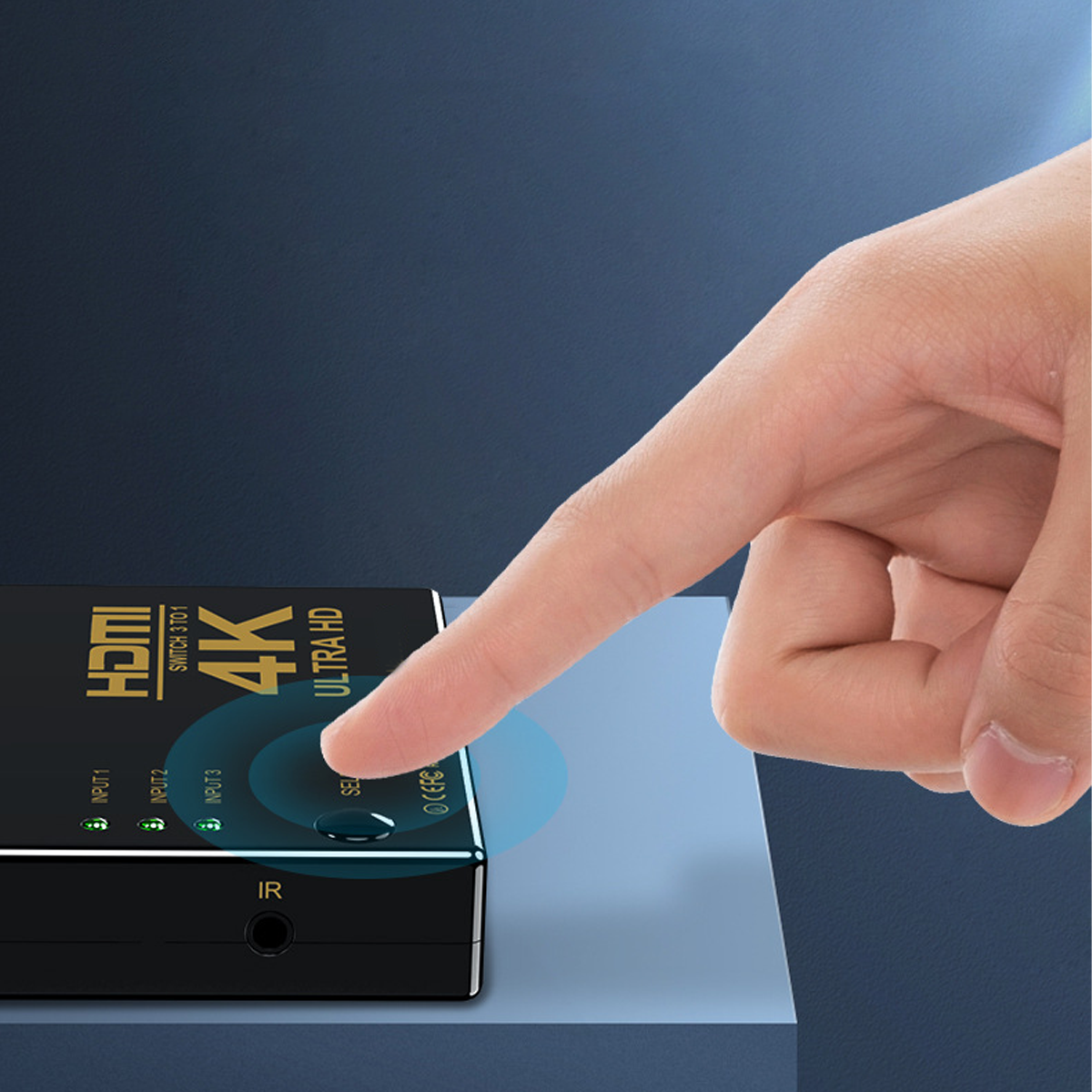 Hand berührt HDMI-Switch. Schwarz, mit '4K Ultra HD'.