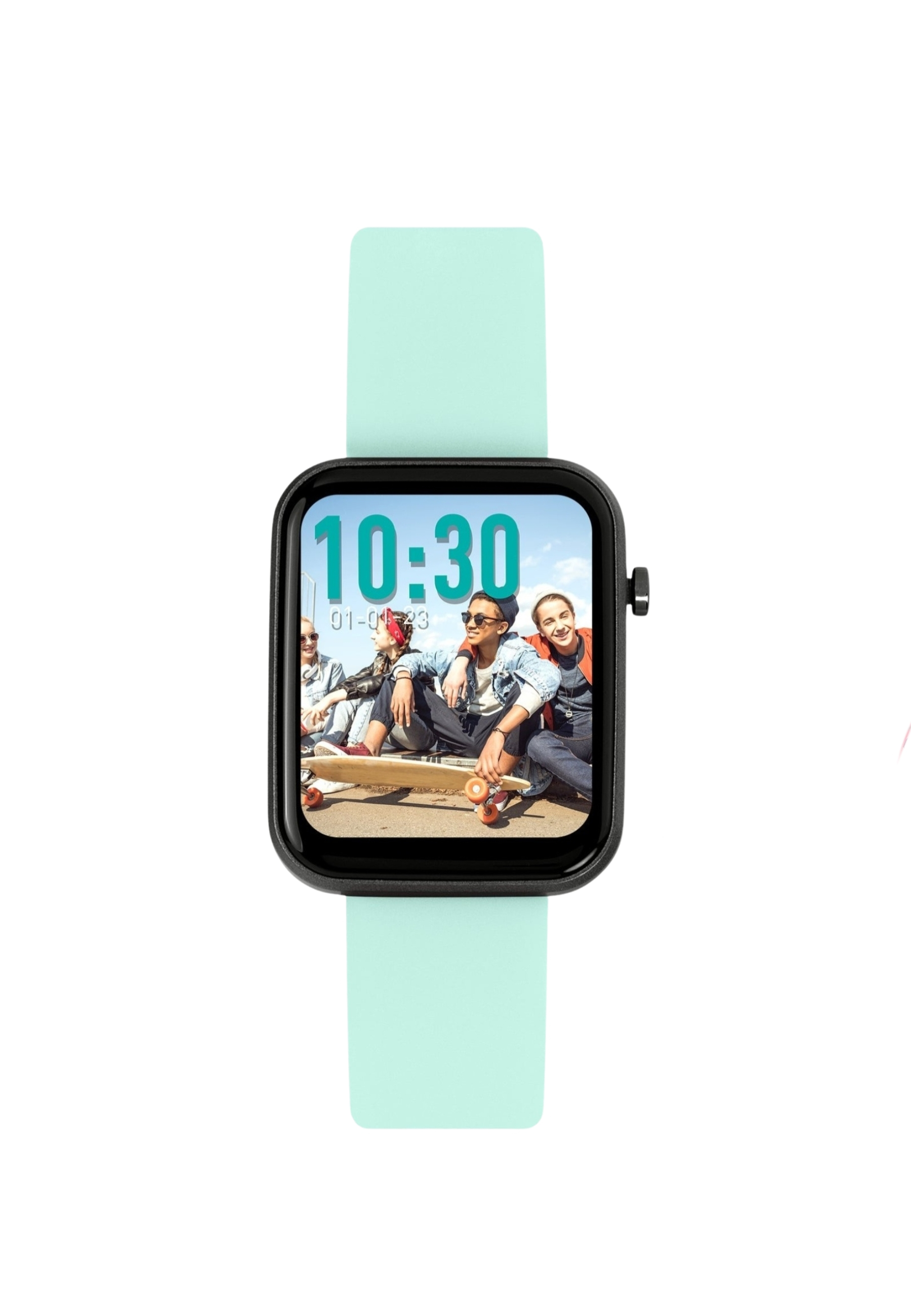 Une montre connectée avec bracelet bleu clair affiche une photo de groupe.