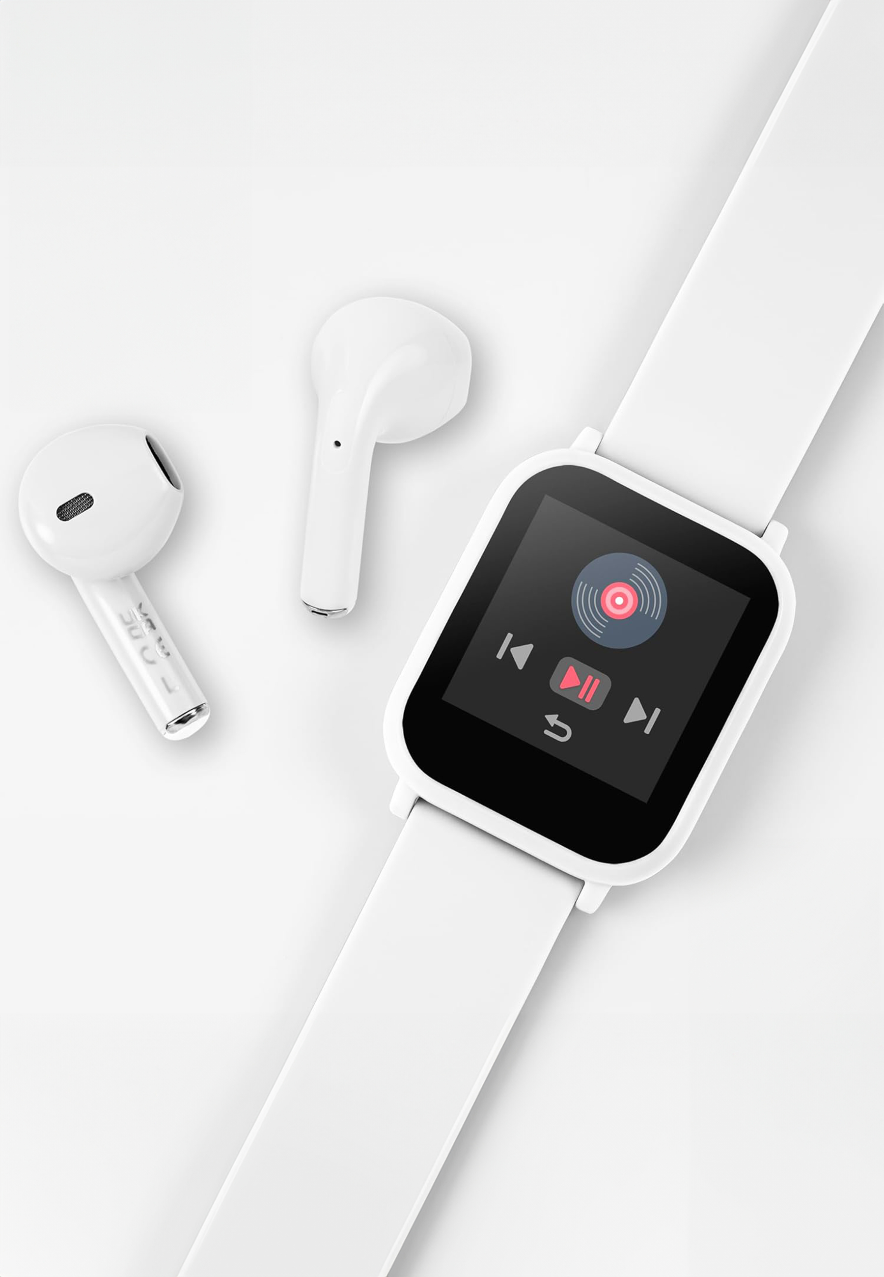 Uno smartwatch bianco e auricolari bianchi su una superficie bianca. L'orologio mostra un'interfaccia musicale.