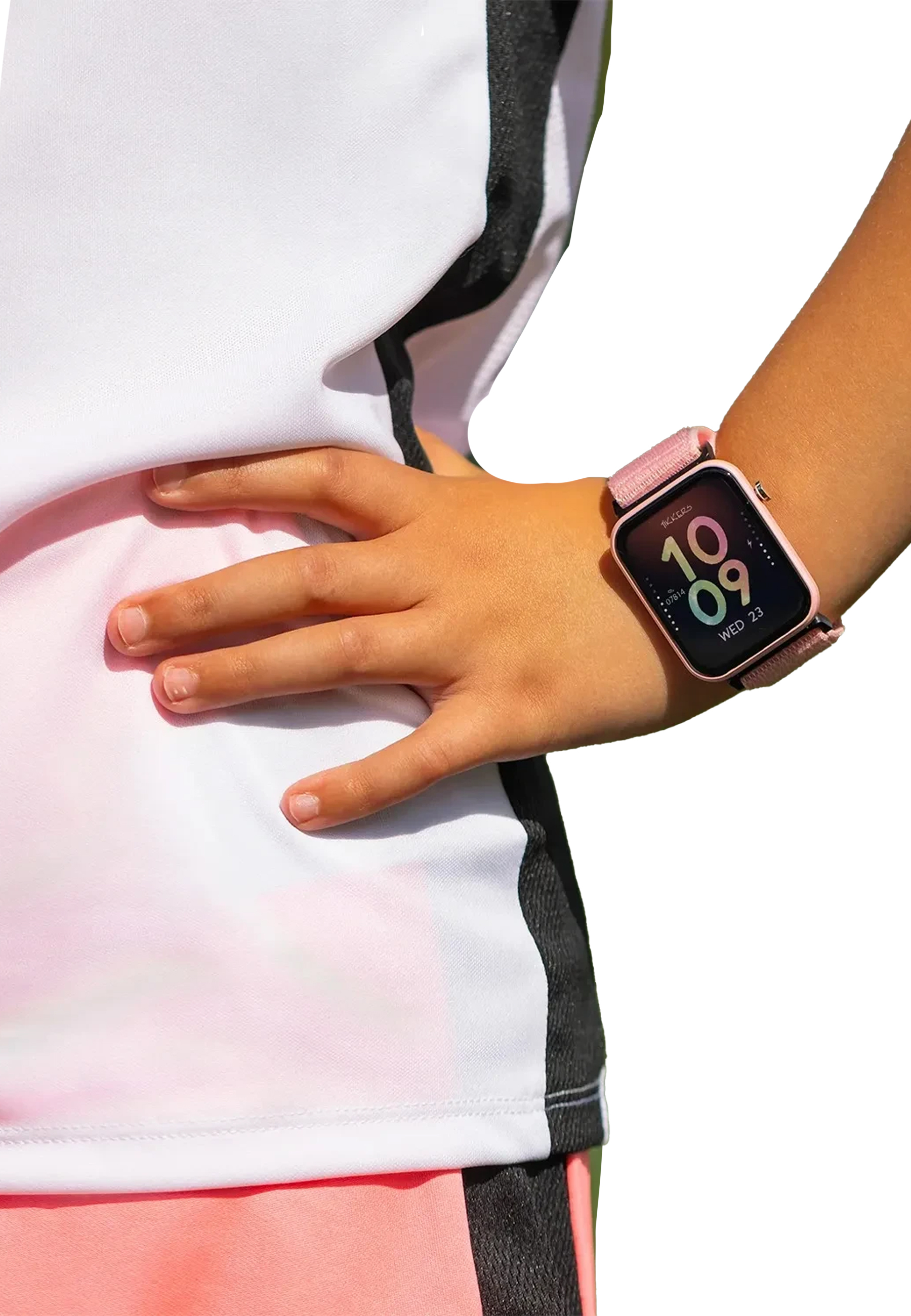 Le bras d'une personne portant une smartwatch rose, avec un écran affichant l'heure et la date.