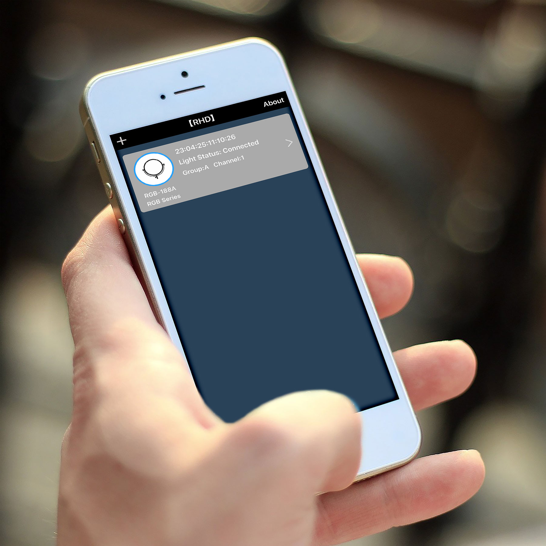 Eine Hand, die ein Smartphone hält. Der Bildschirm zeigt eine App-Oberfläche.