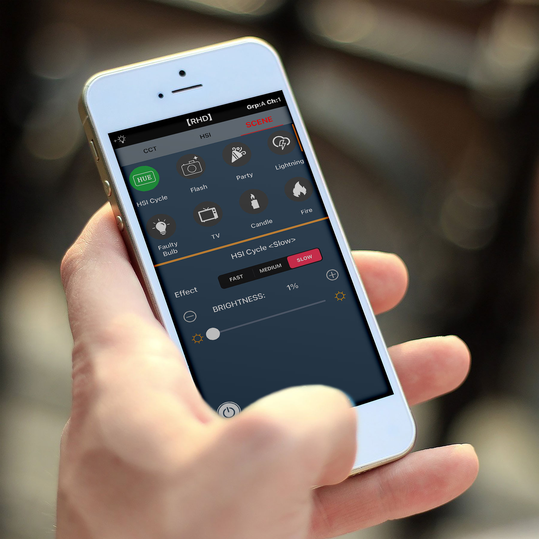 Hand, die ein Smartphone mit einer Smart Home Control App-Oberfläche hält.