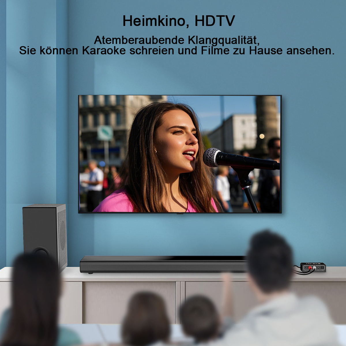 Frau singt Karaoke, Bildschirm zeigt Video. Blauer Hintergrund.